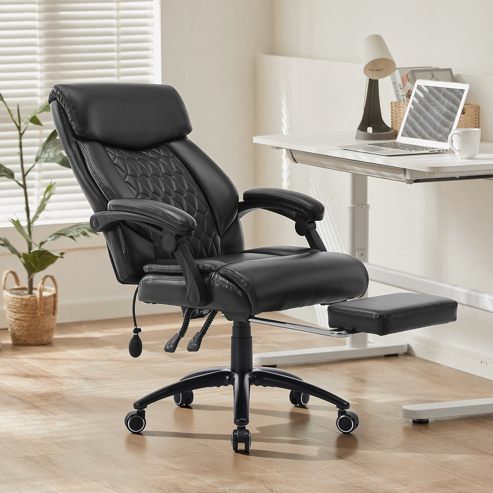 Silla de oficina negra con reposapiés extraíble en suelo de madera.