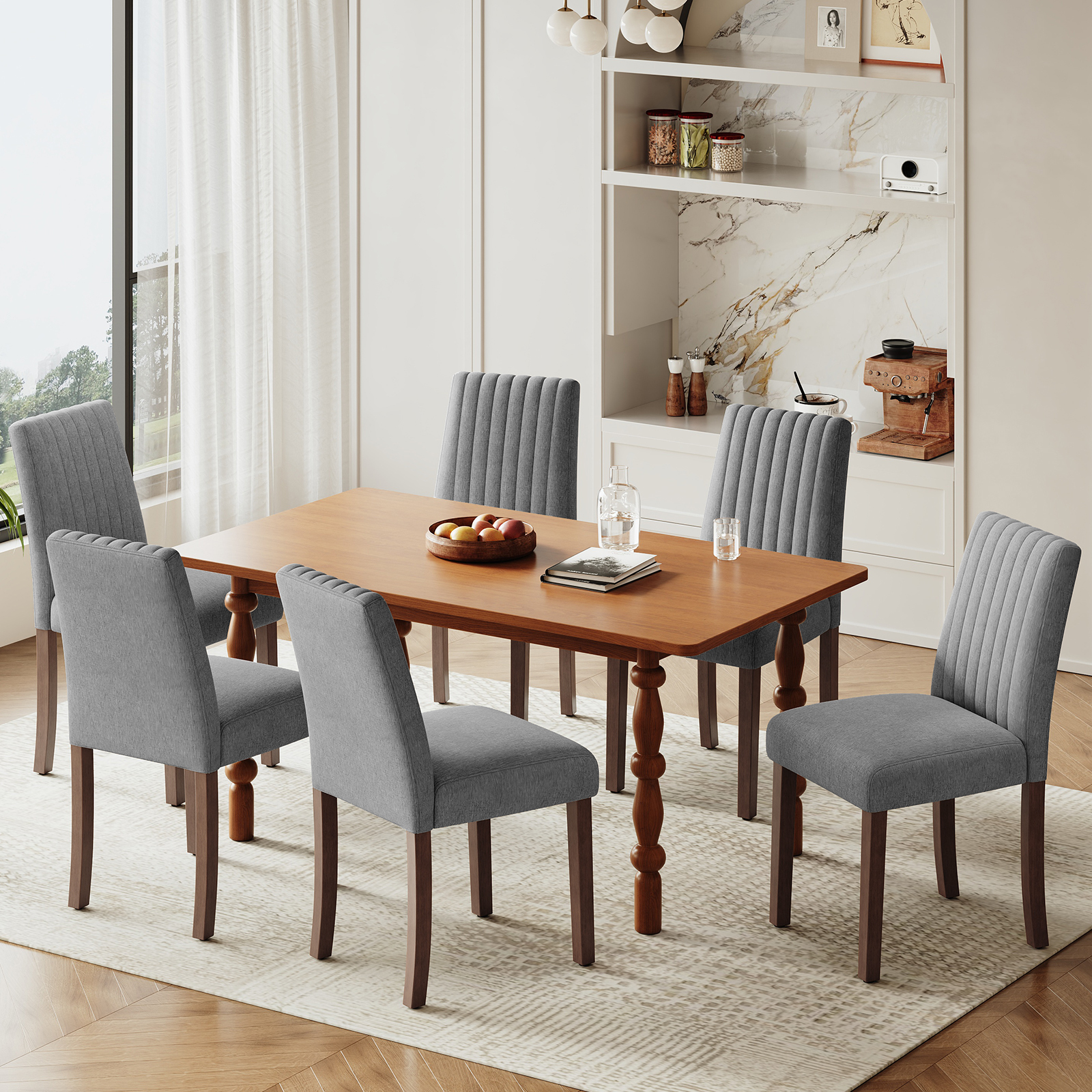 Un tavolo da pranzo in legno con sei sedie grigie in una sala da pranzo con credenza.