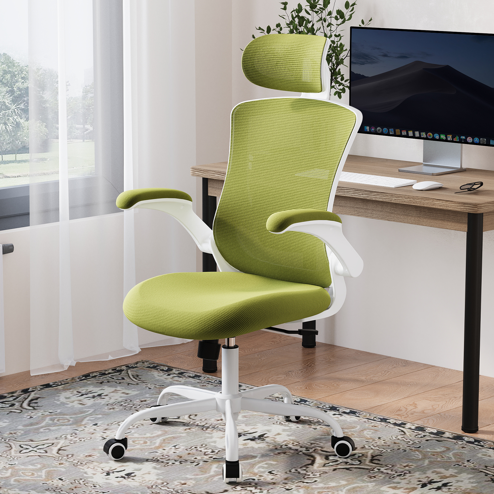 Una silla de oficina verde con marco blanco se sienta frente a un escritorio con computadora.