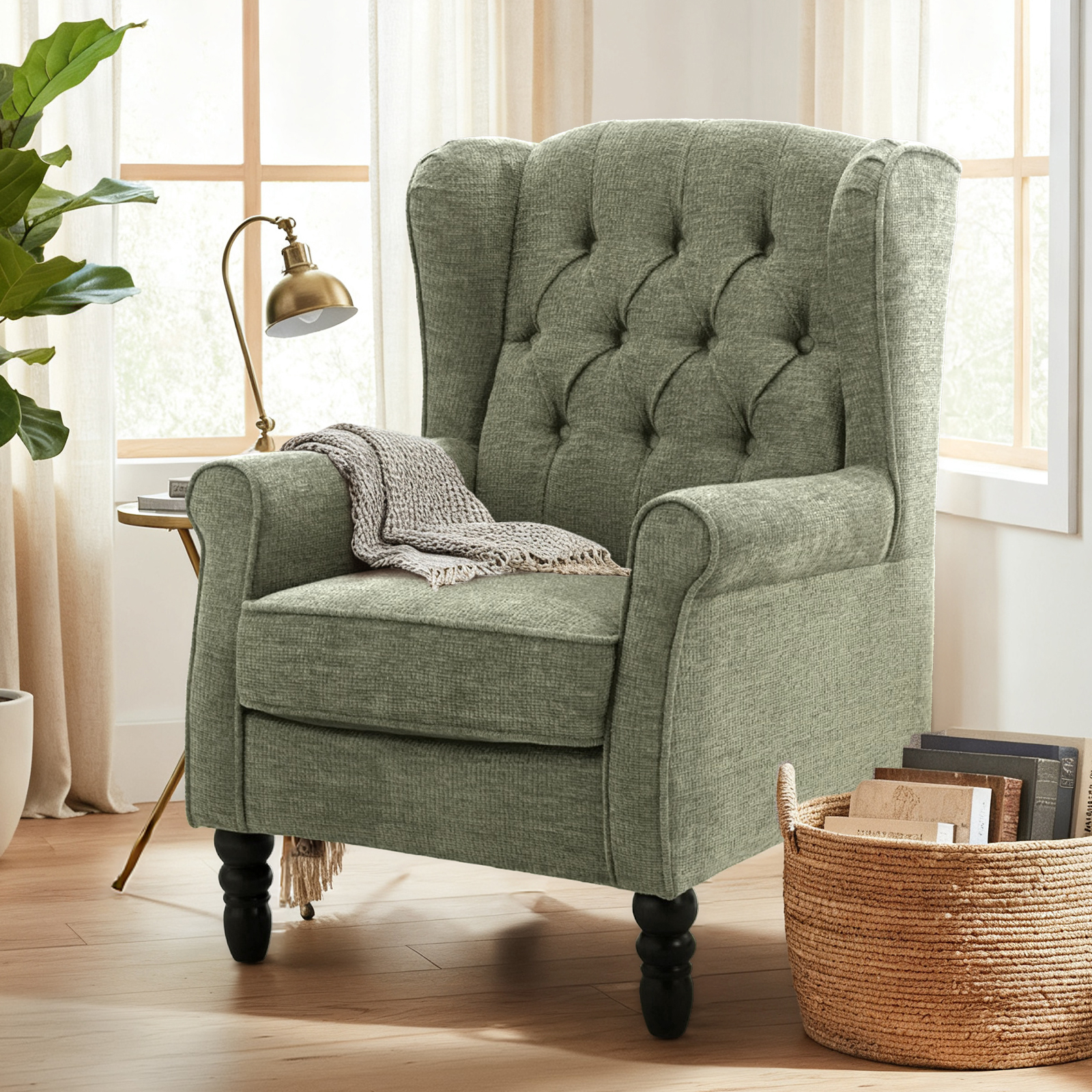 Una poltrona verde trapuntata accanto a un comodino con lampada e un cesto di libri.