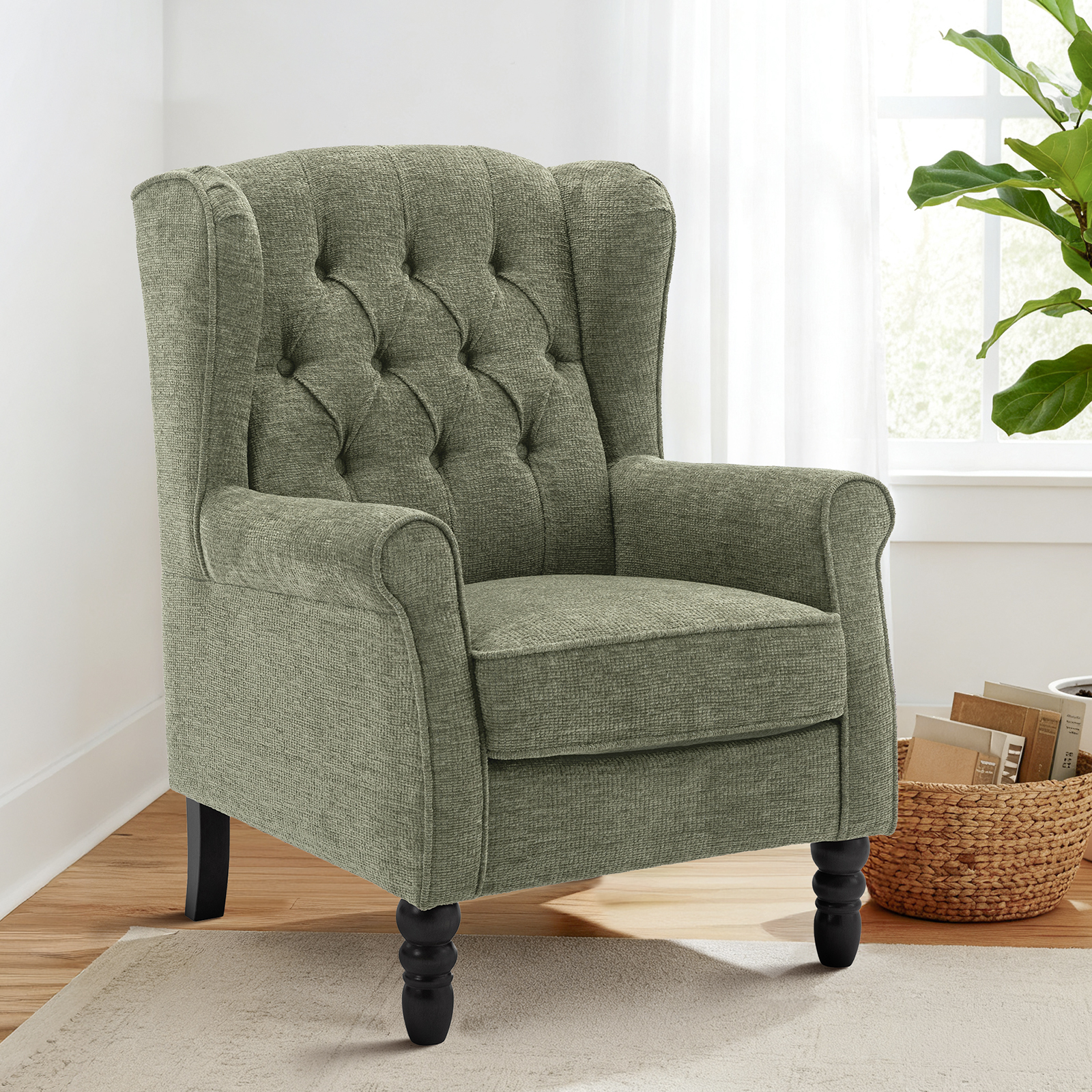 Una poltrona imbottita verde con schienale capitonné e gambe in legno scuro.