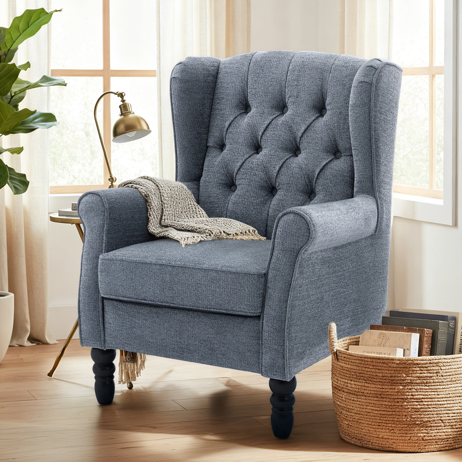 Una poltrona bergère blu trapuntata con plaid e lampada in ottone.