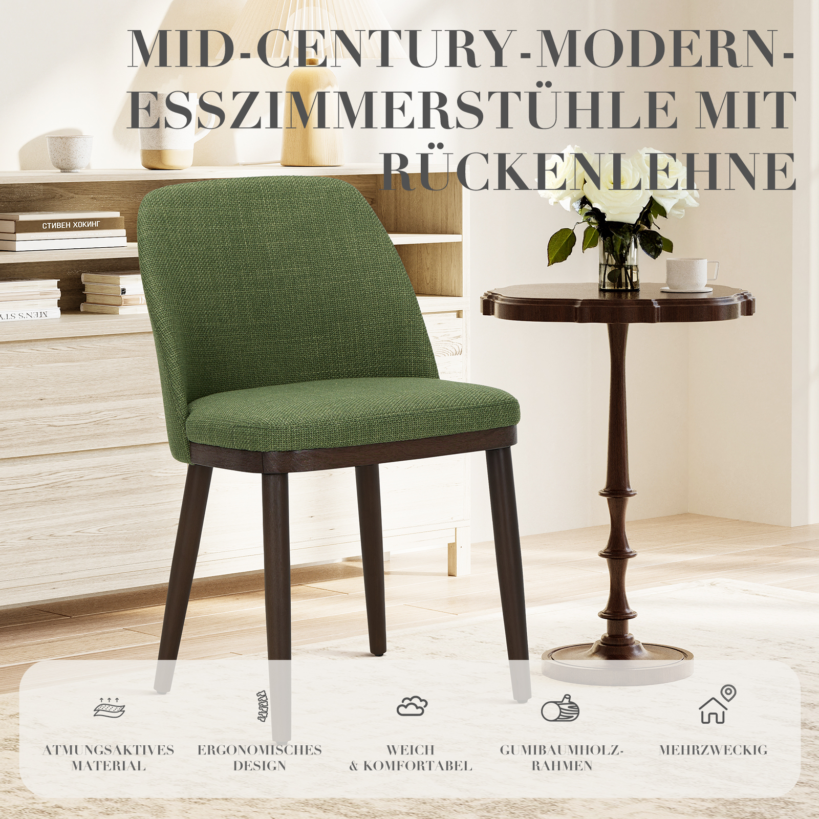 Una sedia verde Mid-Century accanto a un tavolino con fiori e una tazza.