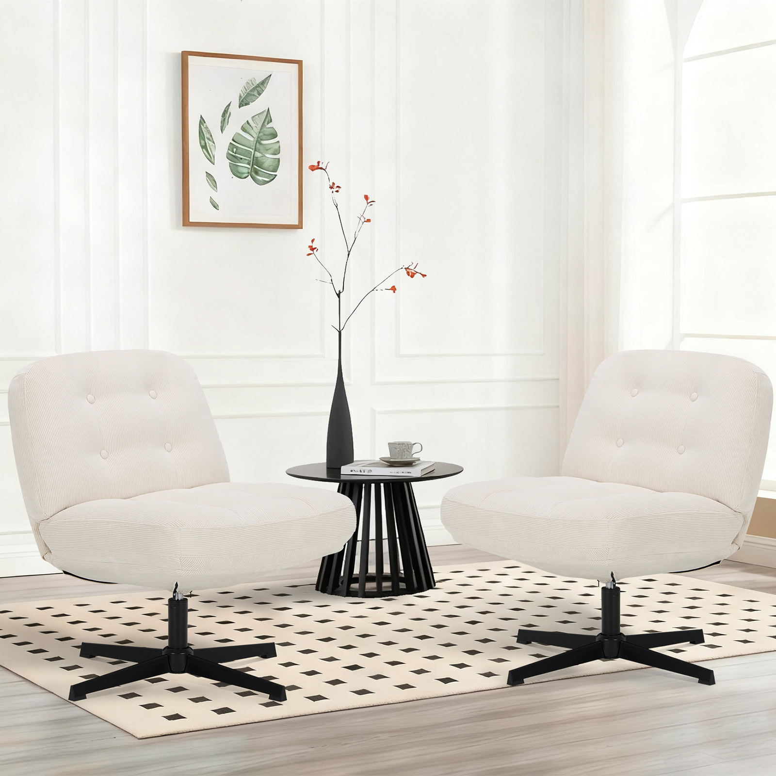 Dos sillones color crema se sientan sobre una alfombra con patrón de diamantes negros.