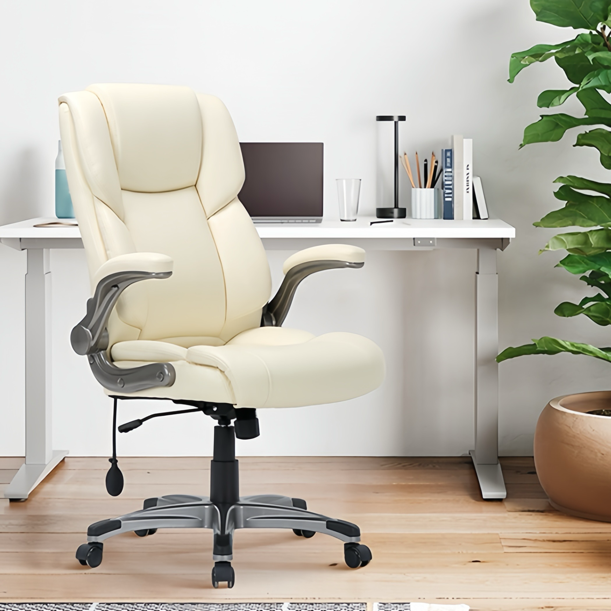 Una silla de oficina color crema se sitúa ante un escritorio con portátil, lámpara y libros.