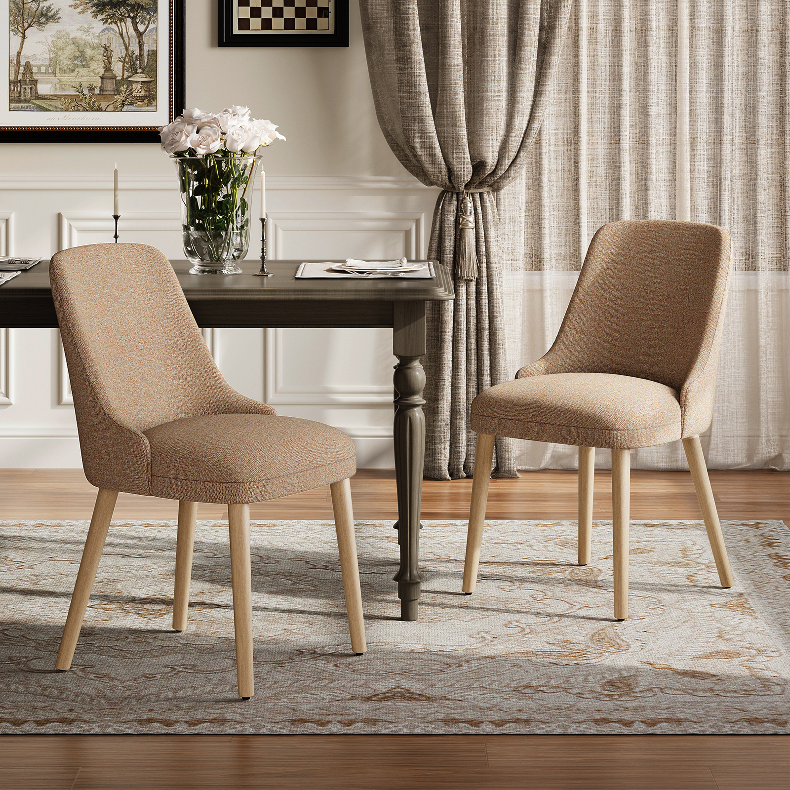 Zwei Stühle stehen an einem Tisch mit Blumen und Kerzen. Vorhänge im Hintergrund.