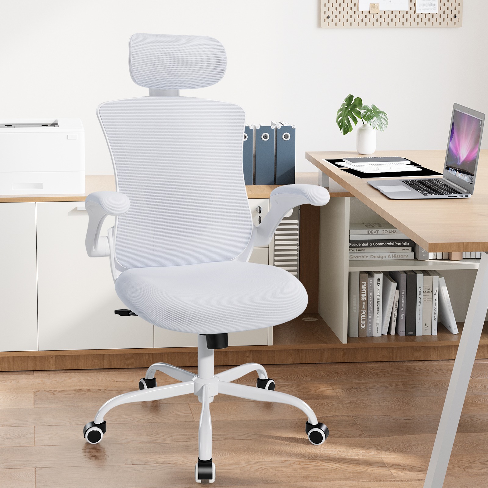 Una silla de oficina blanca de malla con reposacabezas está frente a un escritorio.