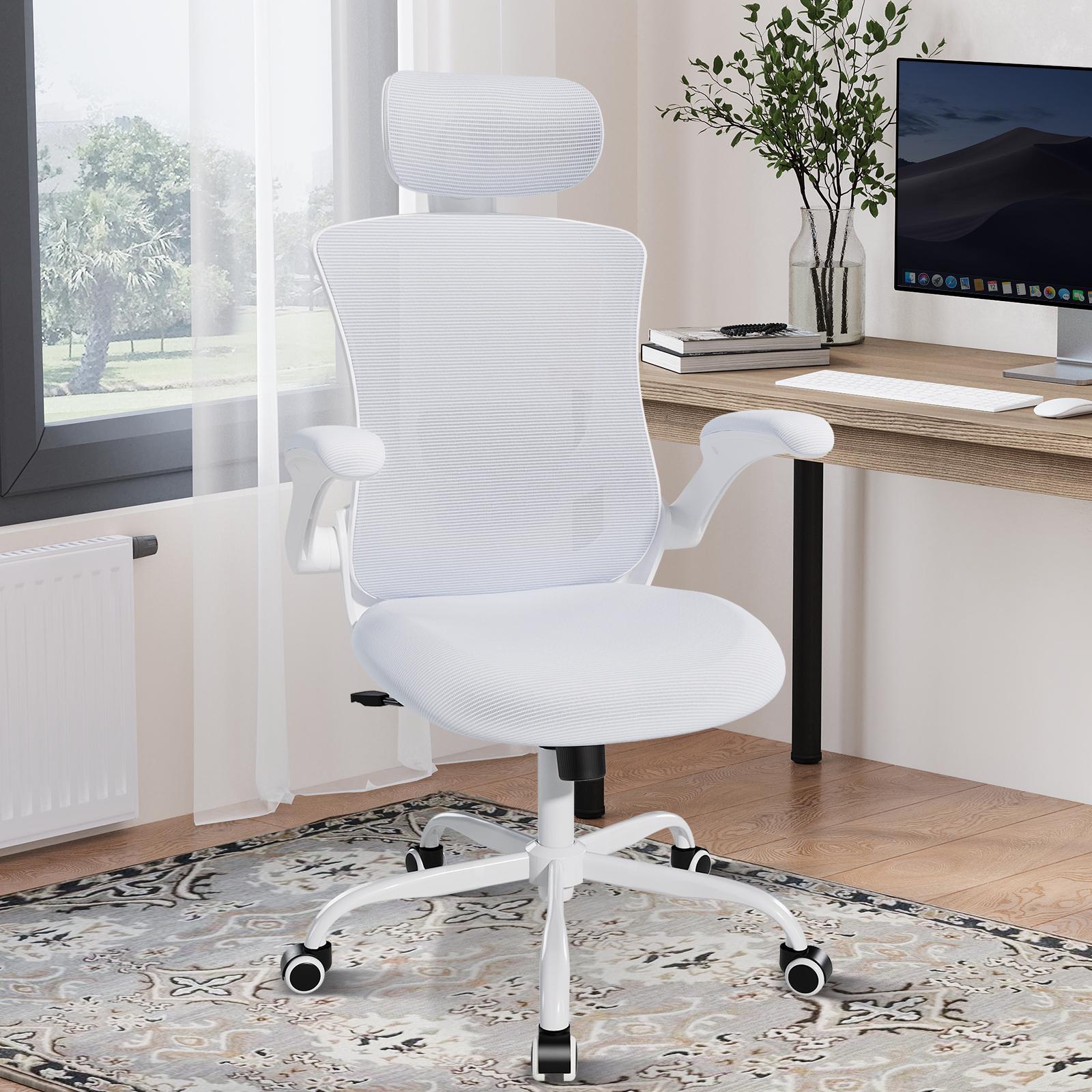 Una silla de oficina blanca de malla con reposacabezas se sienta sobre una alfombra frente a un escritorio.