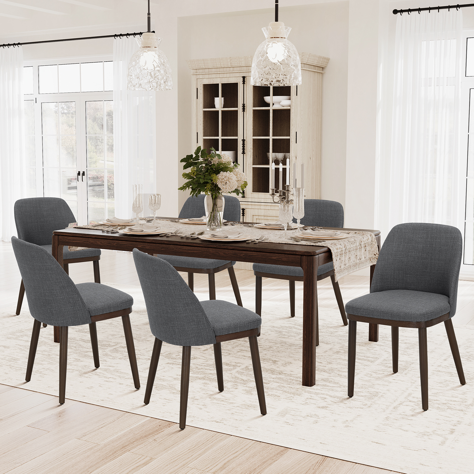 Un tavolo da pranzo in legno scuro con sei sedie grigie in una sala da pranzo luminosa con credenza.