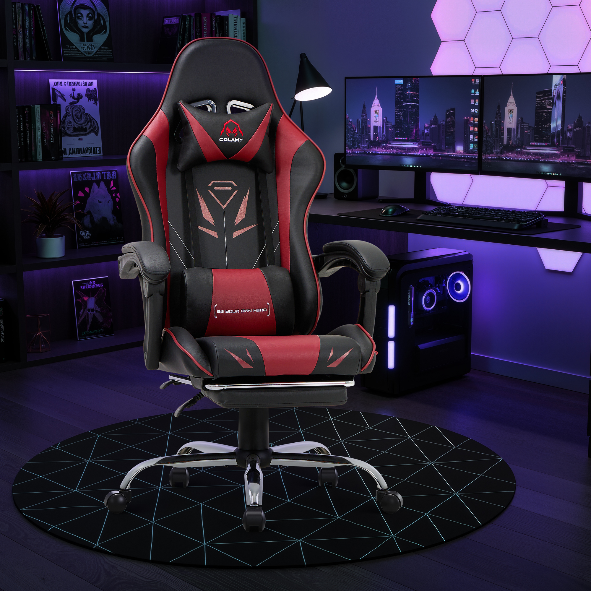 Una silla gamer roja y negra sobre una alfombra redonda frente a un escritorio.