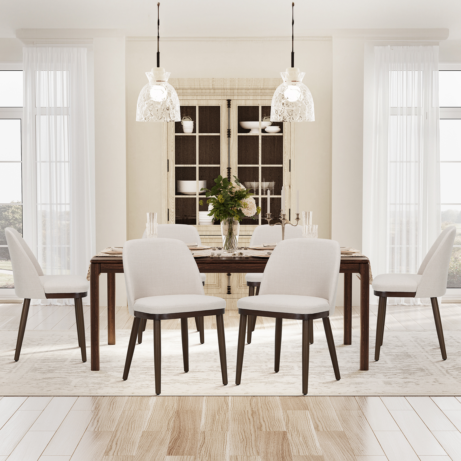 Sala da pranzo con tavolo in legno, sei sedie, armadio e bouquet di fiori.