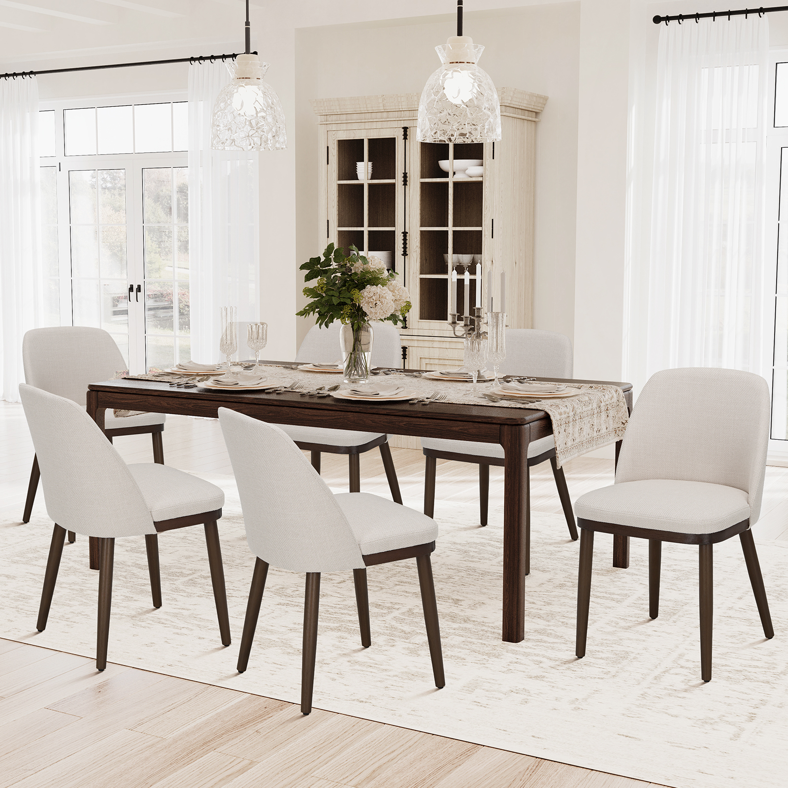 Una sala da pranzo con tavolo in legno scuro, sedie chiare e una credenza.