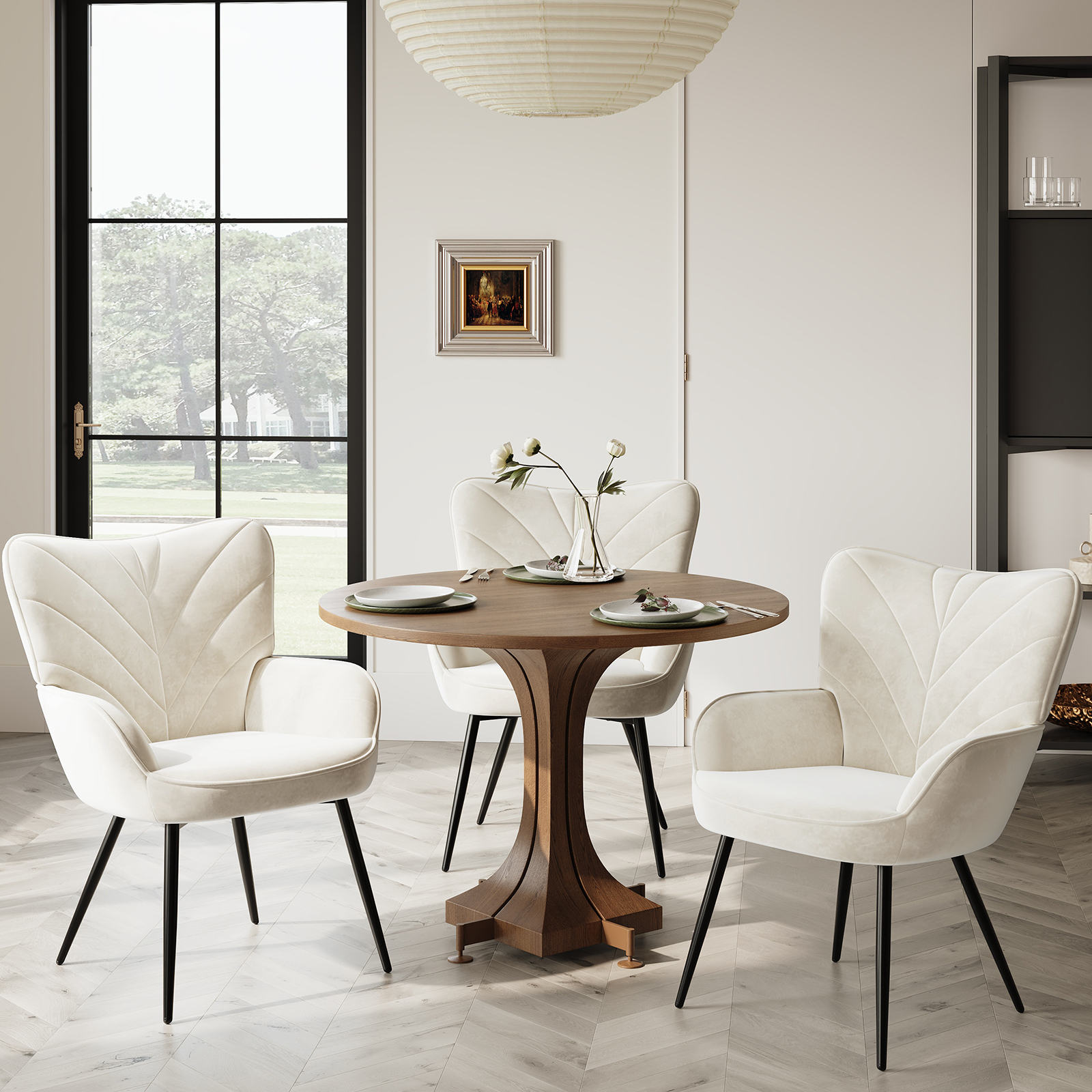 Ein Esszimmer mit einem runden Holztisch, vier cremefarbenen Stühlen, einem Gemälde und einem Fenster.