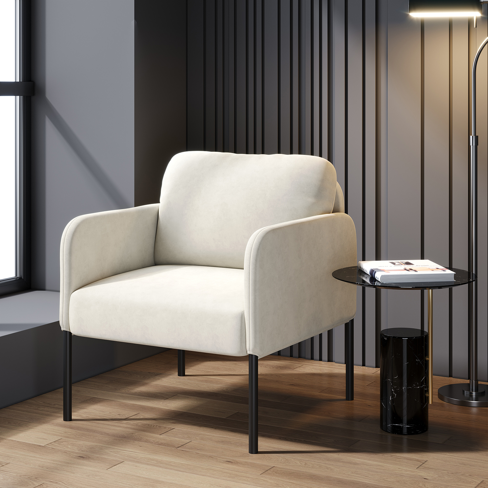 Una poltrona color crema con gambe nere su un pavimento in legno accanto a un tavolino.