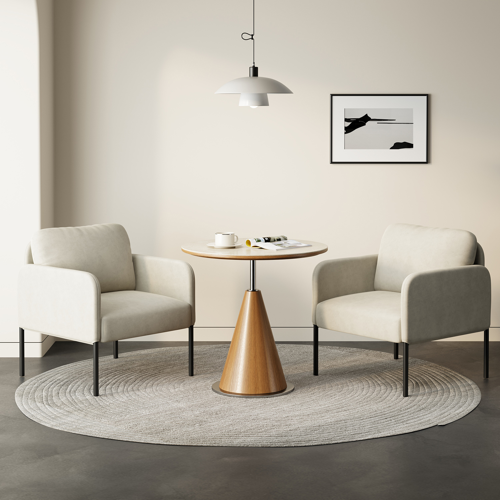 Due poltrone chiare affiancano un tavolino rotondo in legno con tazza e riviste.