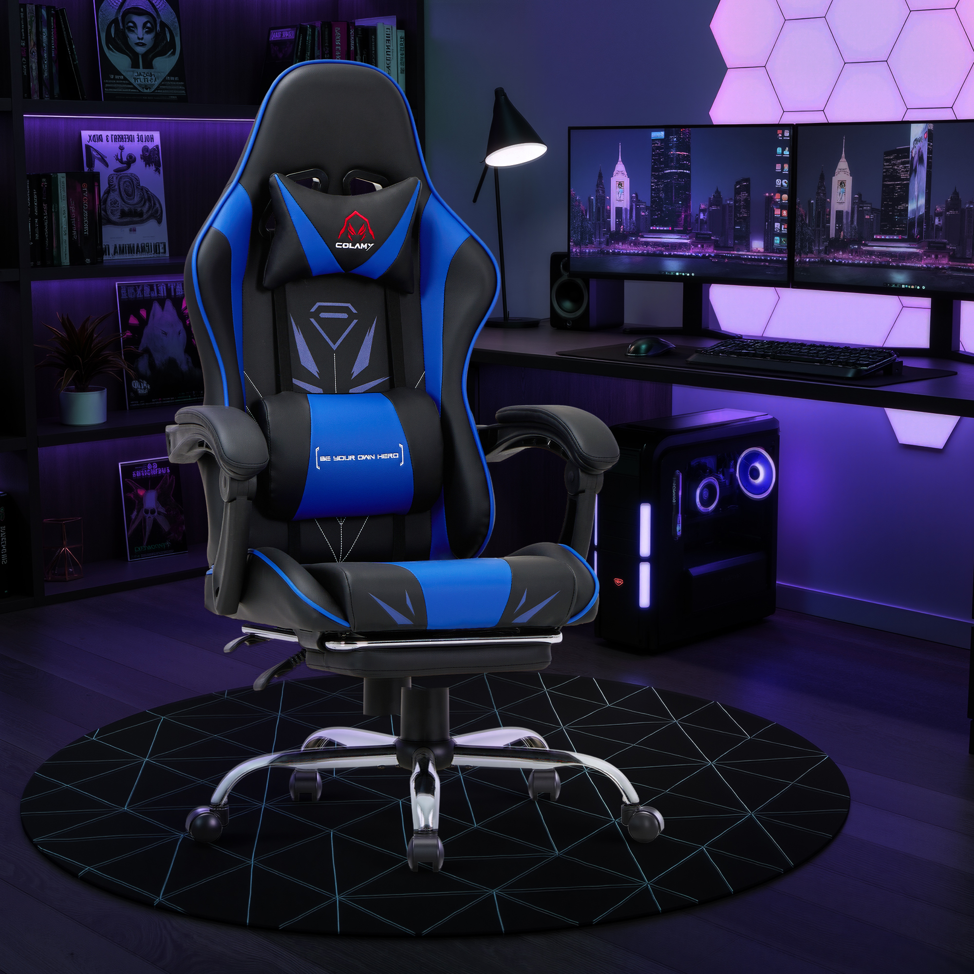Una silla gamer negra y azul con un escritorio, computadoras y monitores al fondo.