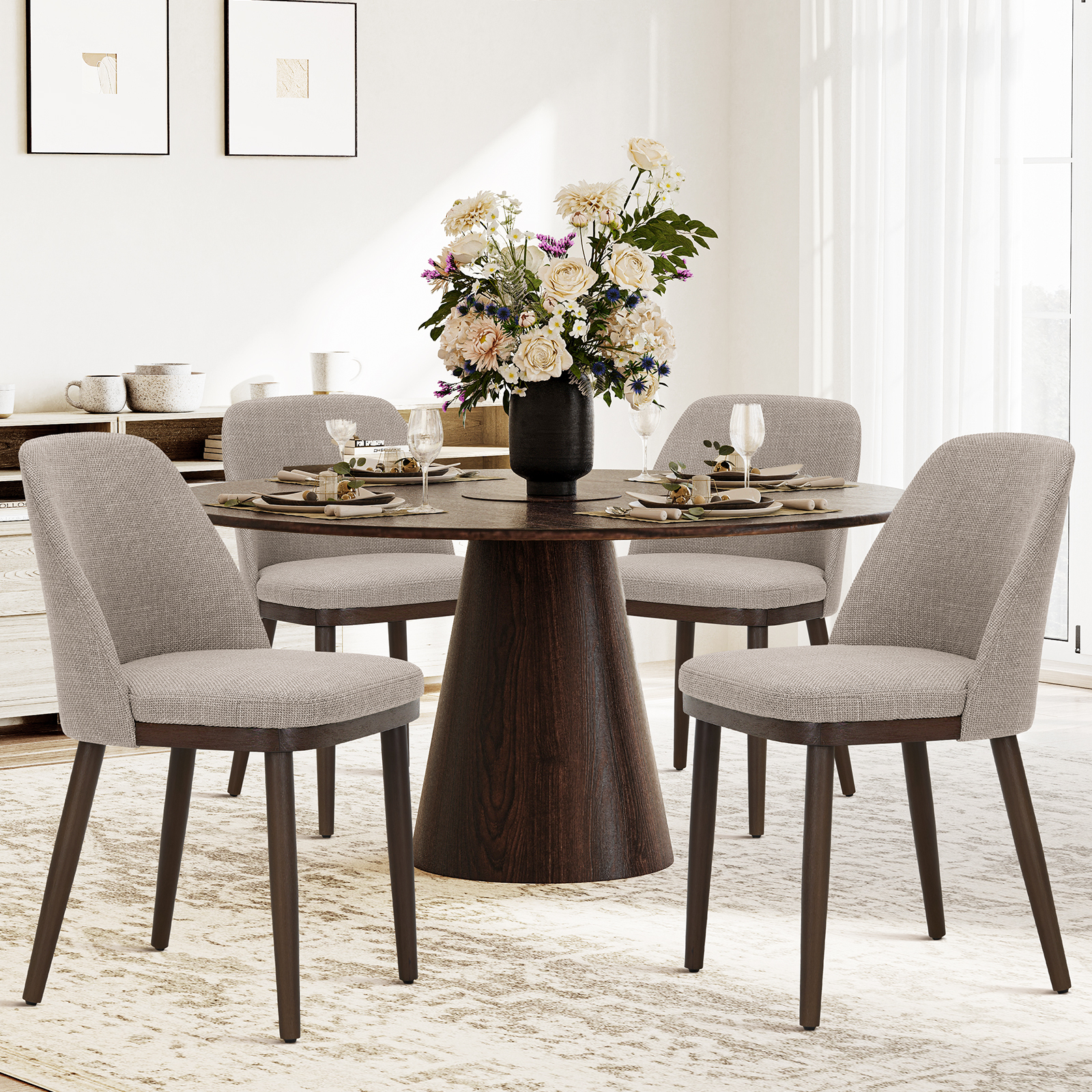 Un tavolo da pranzo rotondo in legno con quattro sedie, decorato con fiori.