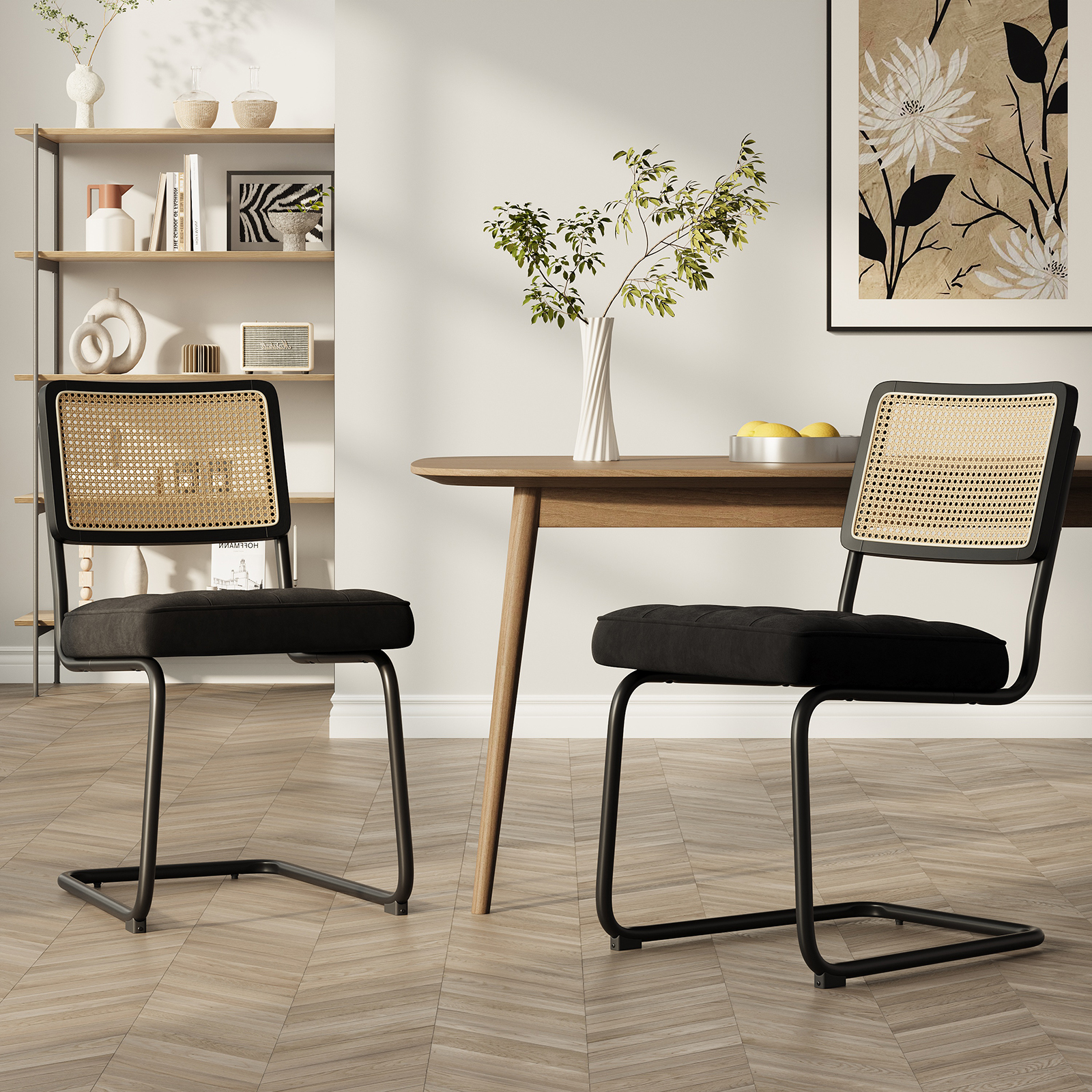 Zwei schwarze Stühle mit Rattan-Rückenlehne stehen an einem Holztisch.
