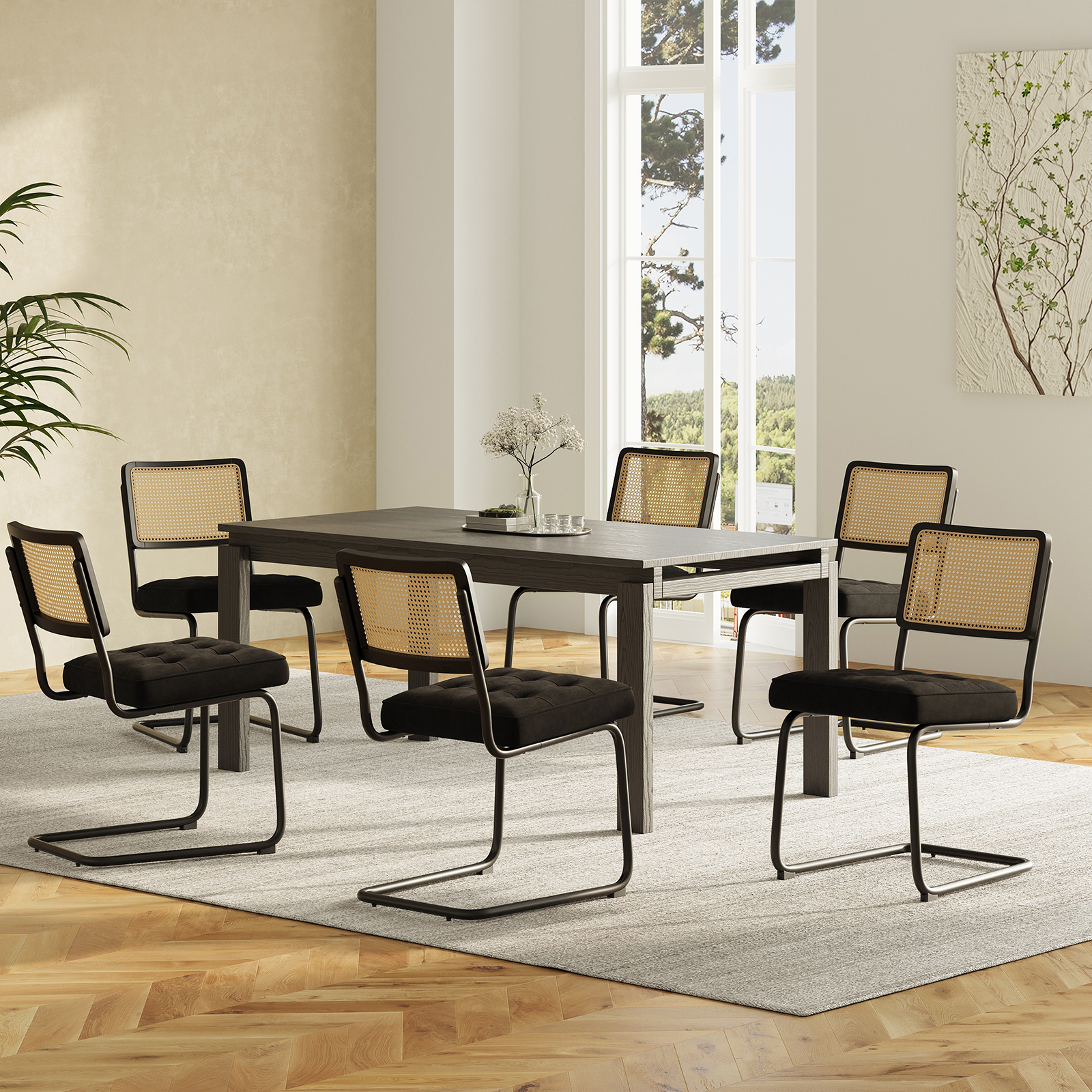 Dunkler Esstisch mit sechs schwarzen Stühlen mit Rattan-Rückenlehnen auf einem Teppich.