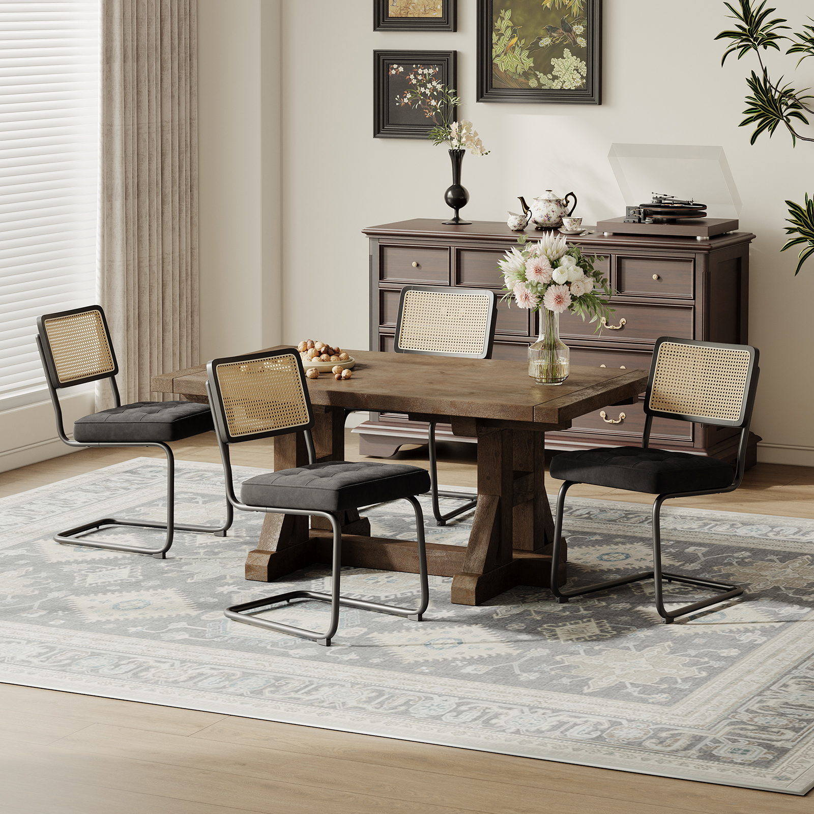 Ein Esstisch mit vier Stühlen steht auf einem Teppich. Ein Sideboard mit Dekorationen.