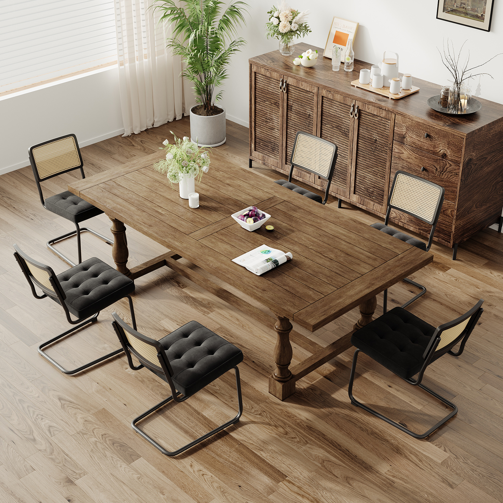 Ein Holztisch mit sechs schwarzen Stühlen und einem Sideboard daneben.