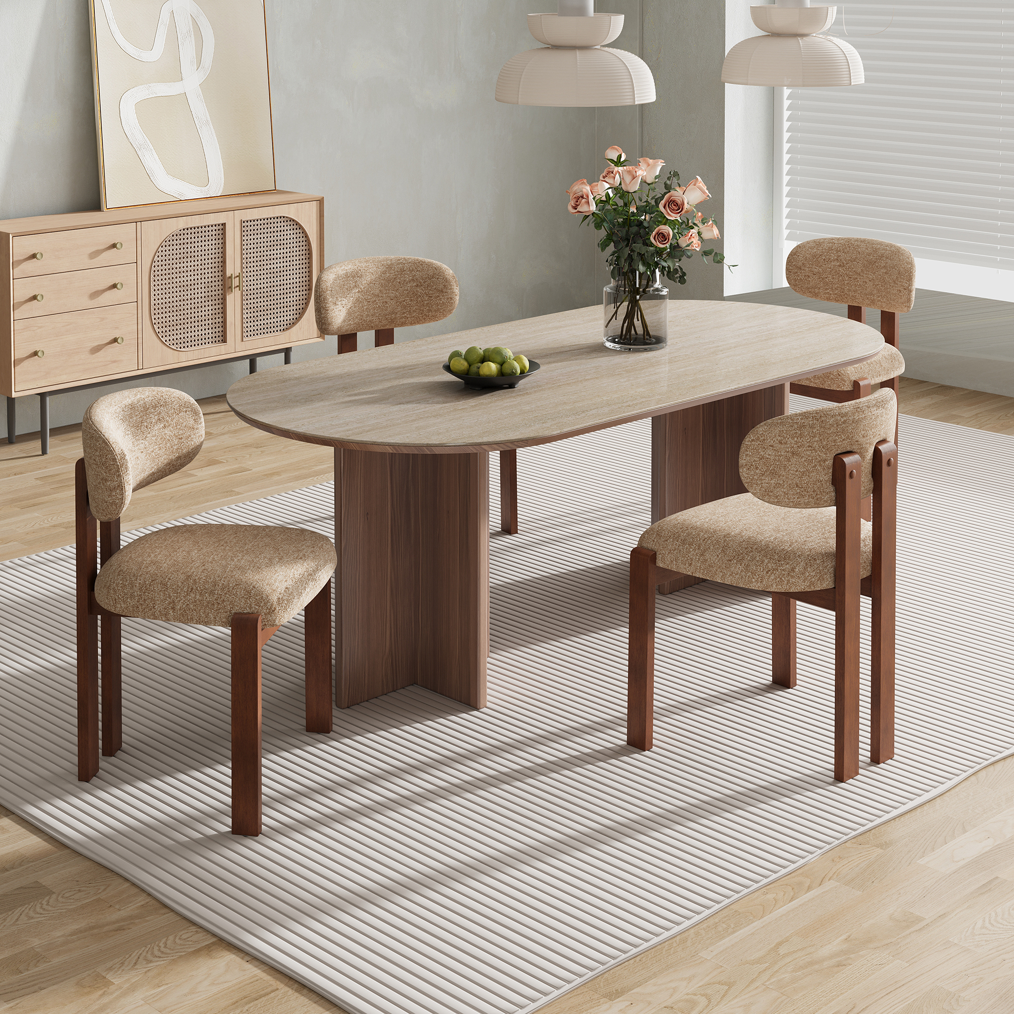 Esszimmer mit ovalem Holztisch, vier Stühlen, Kommode und Gemälde.