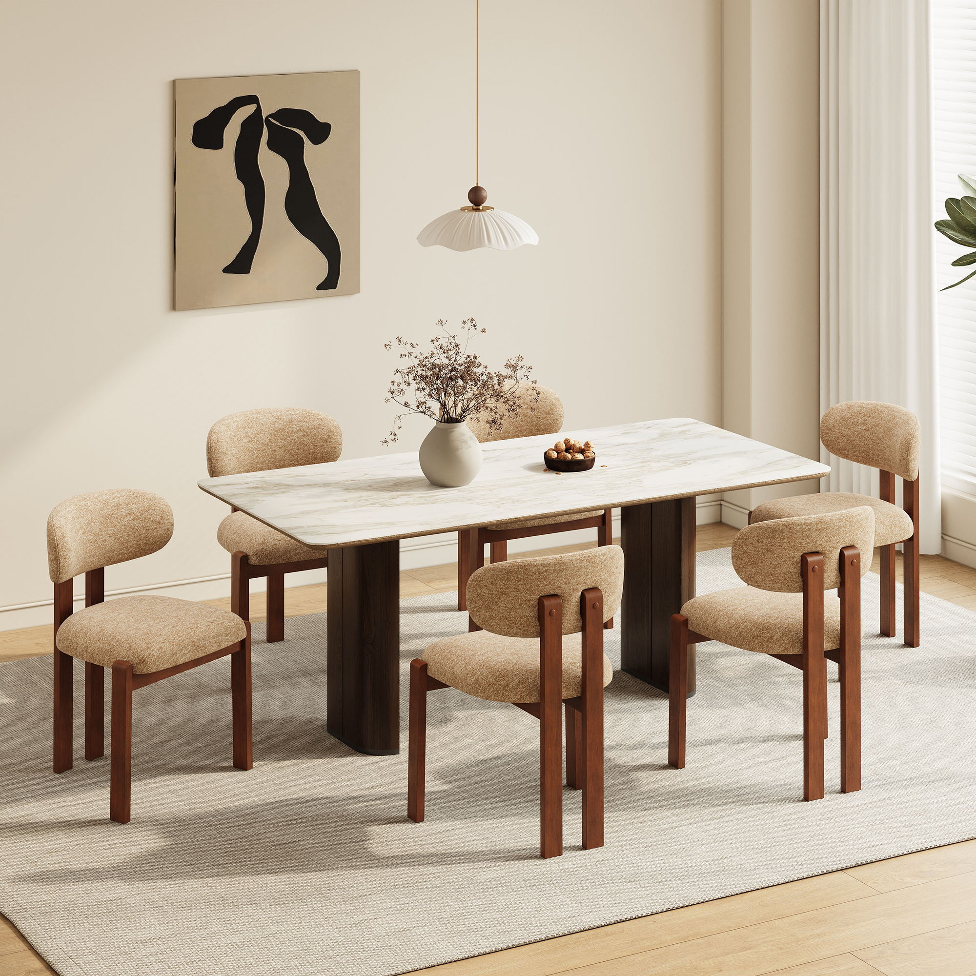 Ein Esszimmer mit Marmortisch, sechs Stühlen, Kunstwerk und Lampe.