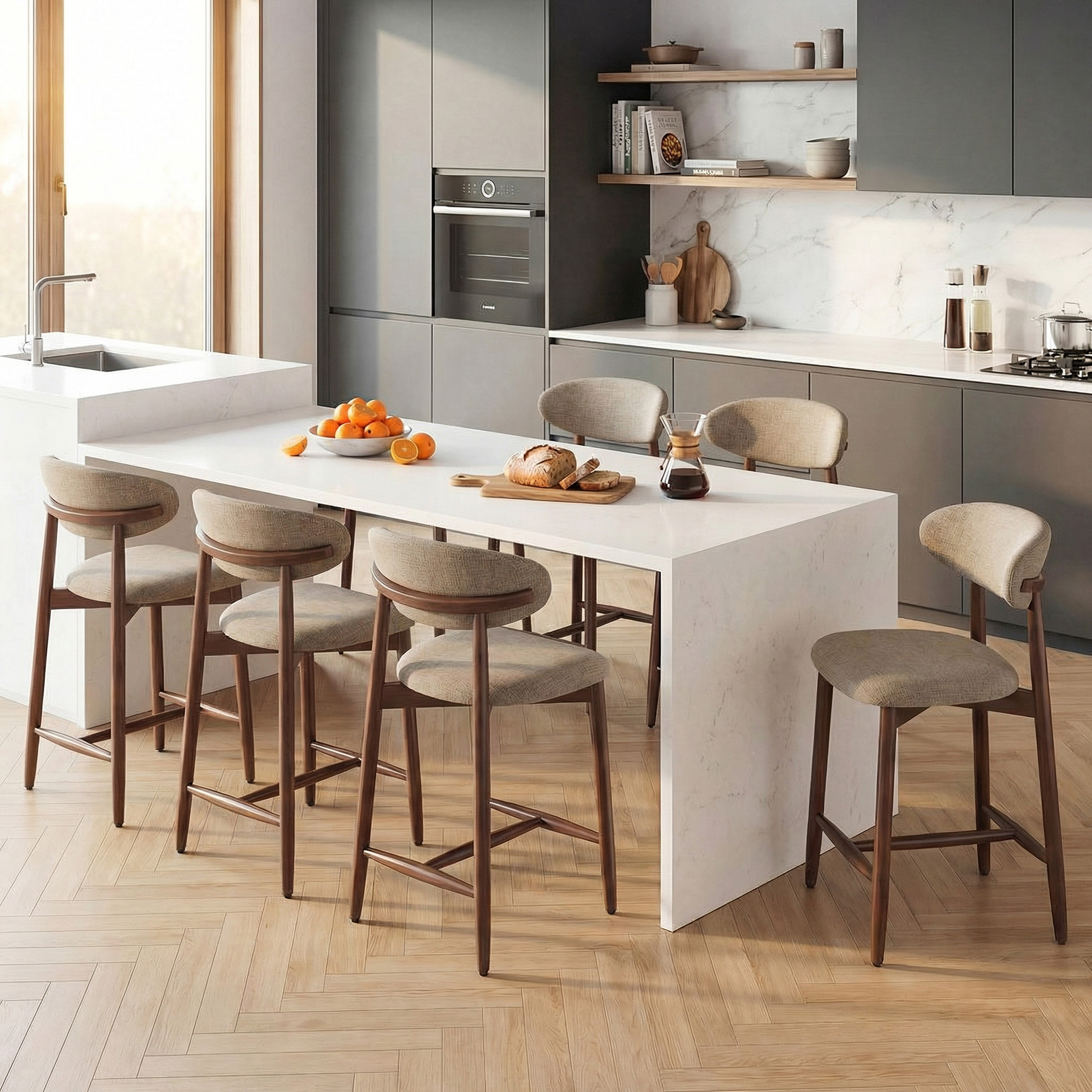 Cucina moderna con isola bianca, sgabelli, frutta e pane.