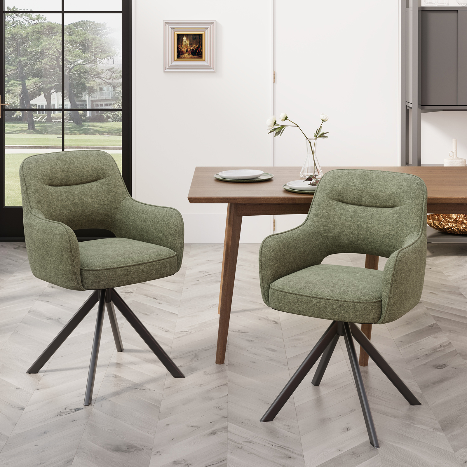 Due sedie verdi con tavolo in legno e pavimento in parquet.