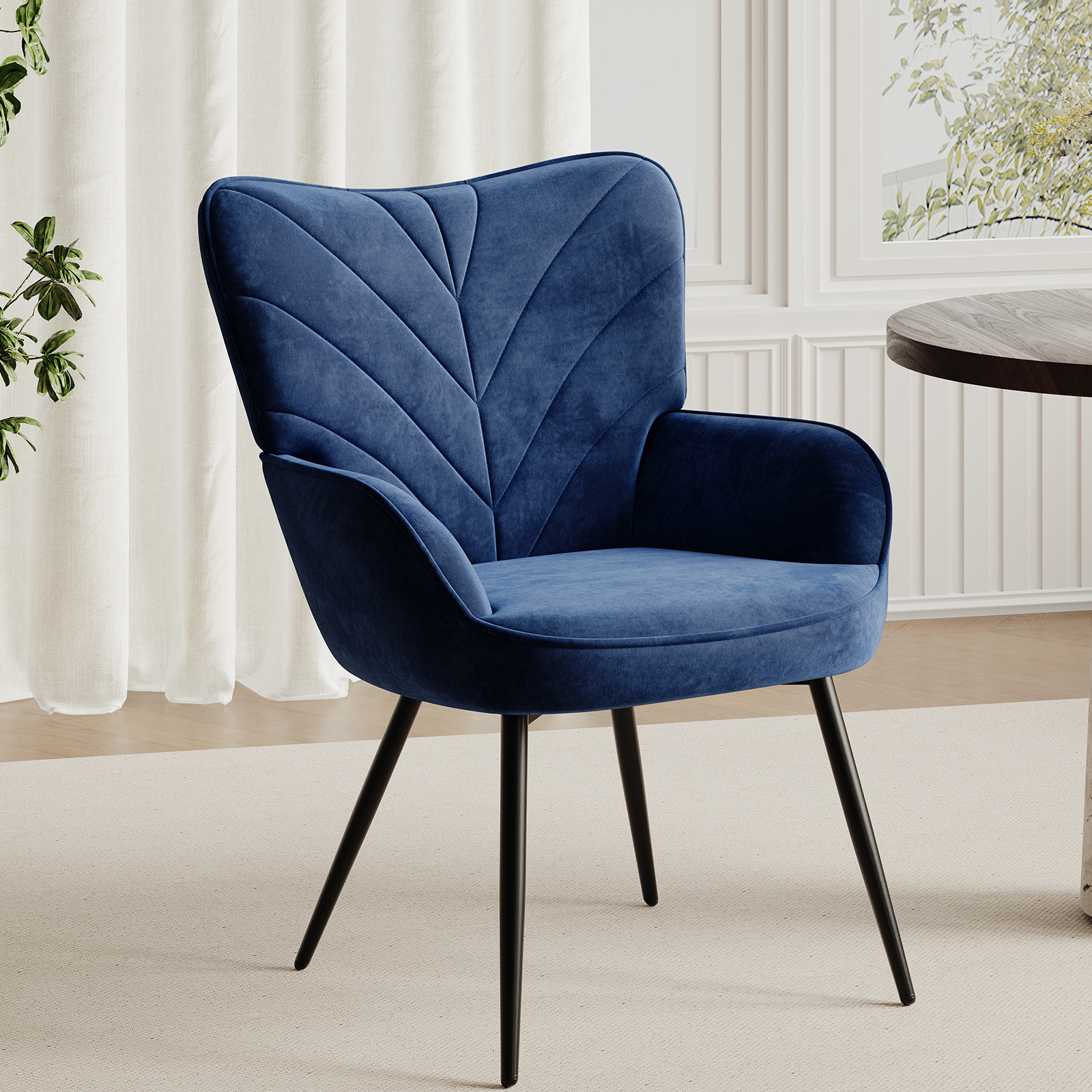 Una poltrona blu con schienale trapuntato si trova su un tappeto.