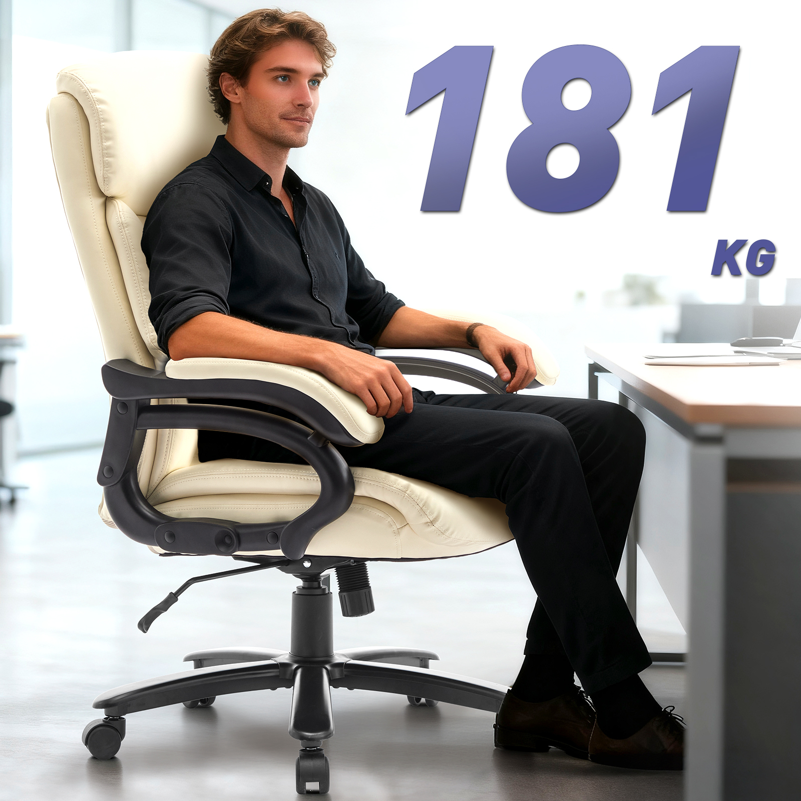Un hombre se sienta en una silla de oficina color crema. 181 KG está al lado.