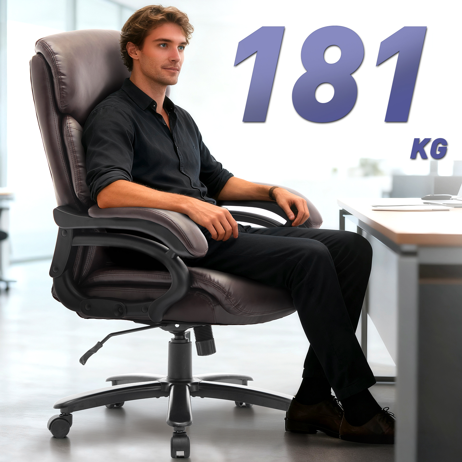 Hombre sentado en silla de oficina de cuero marrón con 181 KG.
