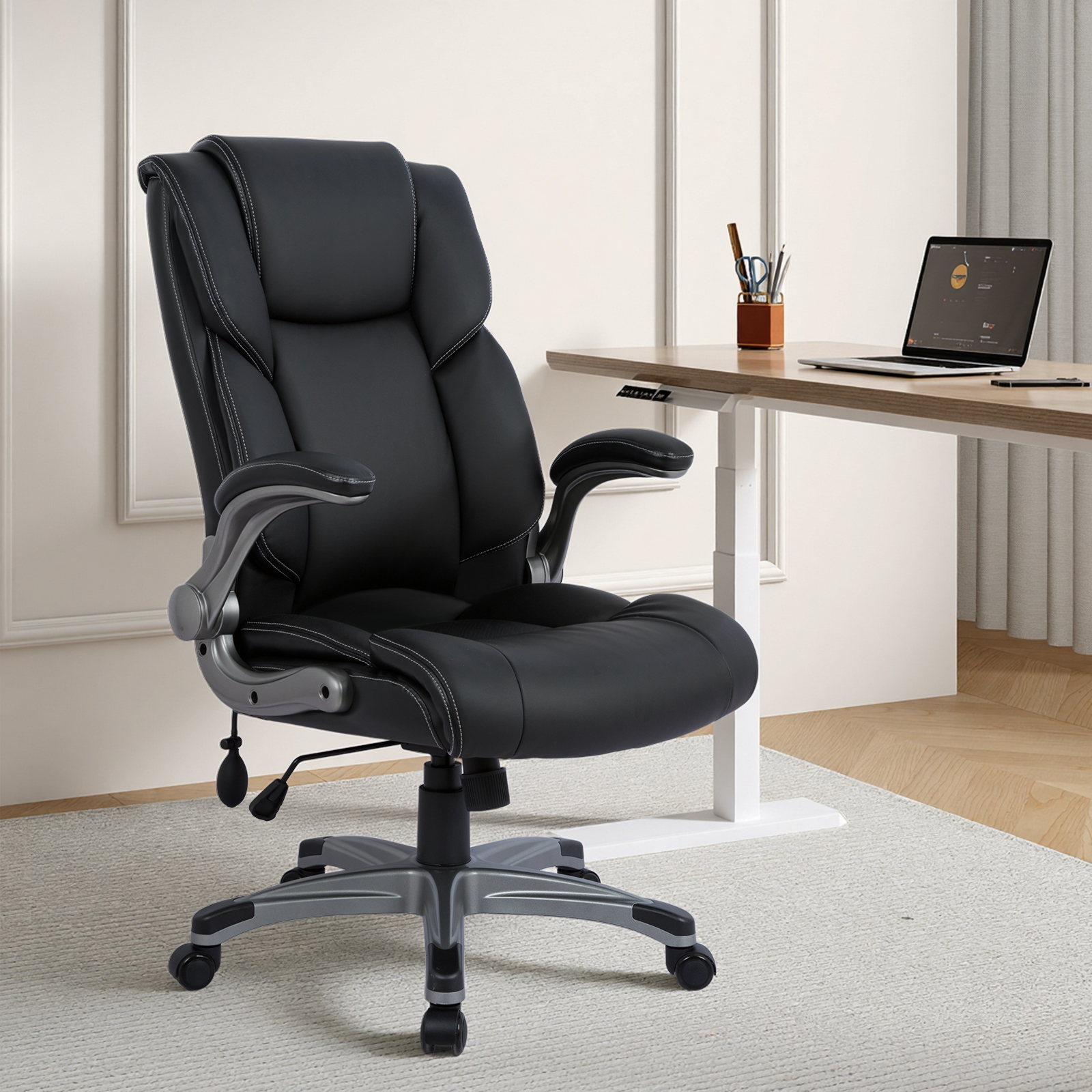 Silla de oficina negra de respaldo alto con brazos plateados junto a un escritorio.