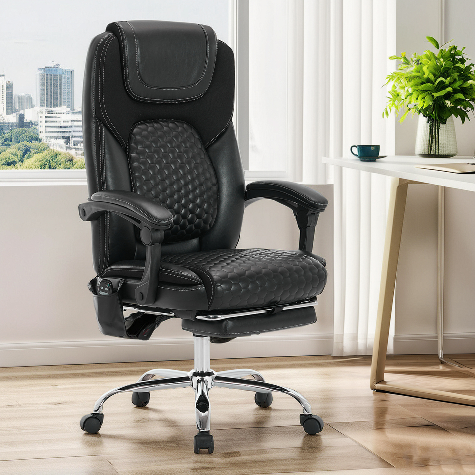 Silla ejecutiva negra con reposapiés, patrón de panal, en oficina con vista a ciudad.