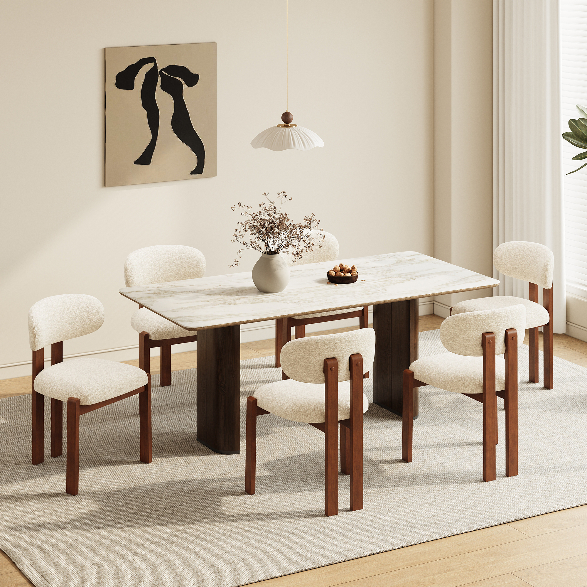 Un tavolo da pranzo con piano in marmo, gambe in legno e sei sedie con rivestimento beige.