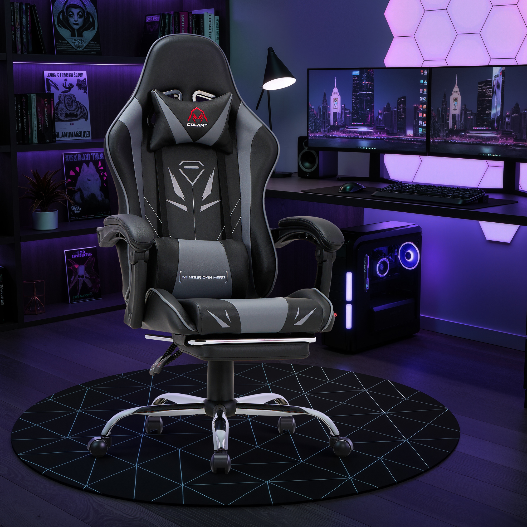 Silla gamer negra con cojines frente a un escritorio con monitores y PC.