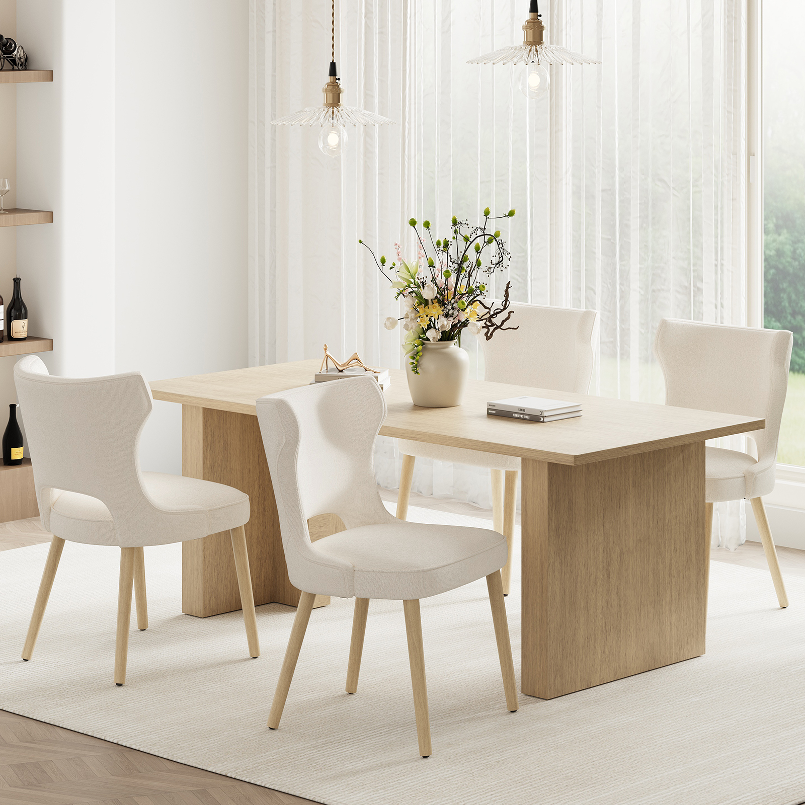 Una luminosa zona pranzo con tavolo in legno, quattro sedie e fiori in un vaso.