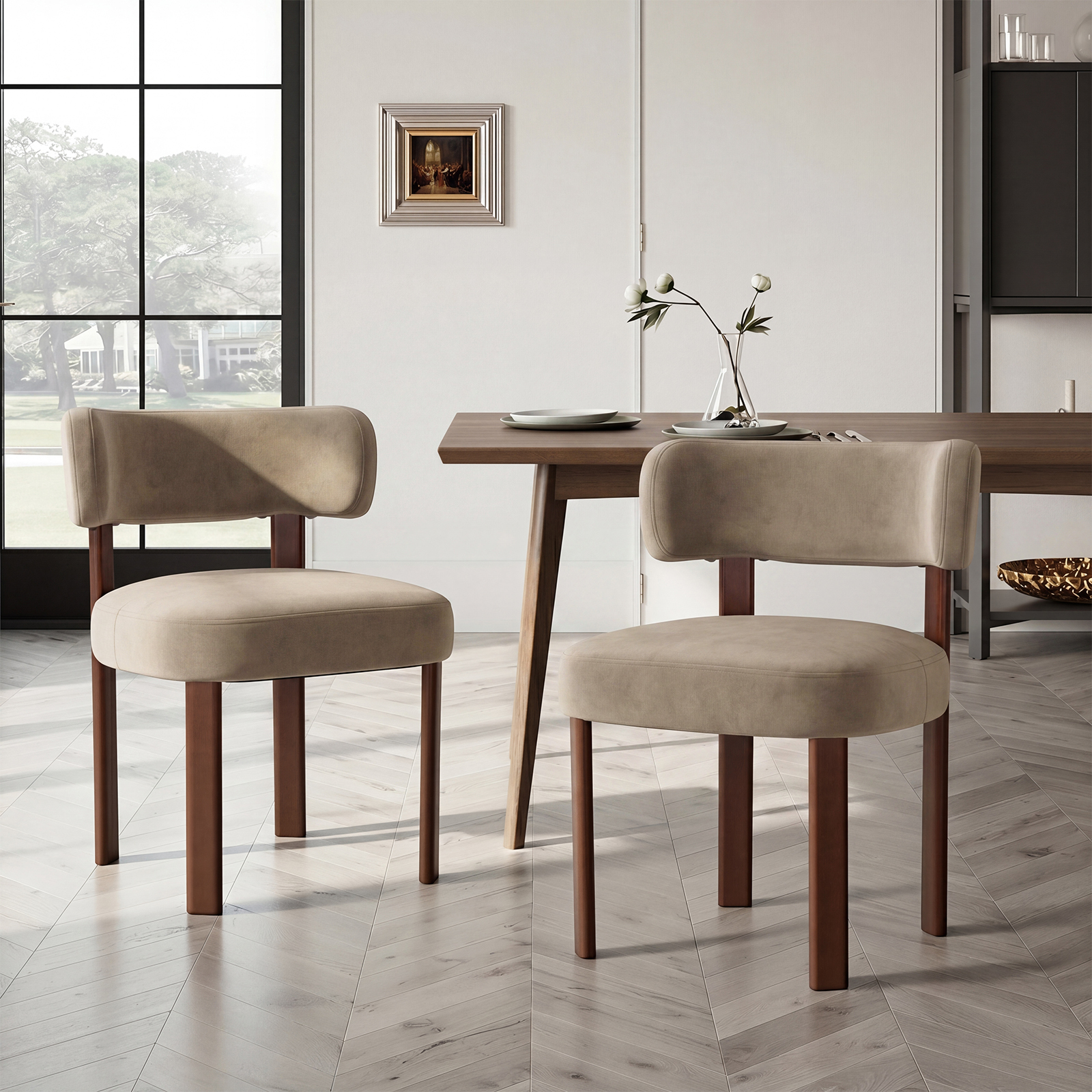 Due sedie imbottite beige con gambe in legno sono accanto a un tavolo da pranzo in legno.