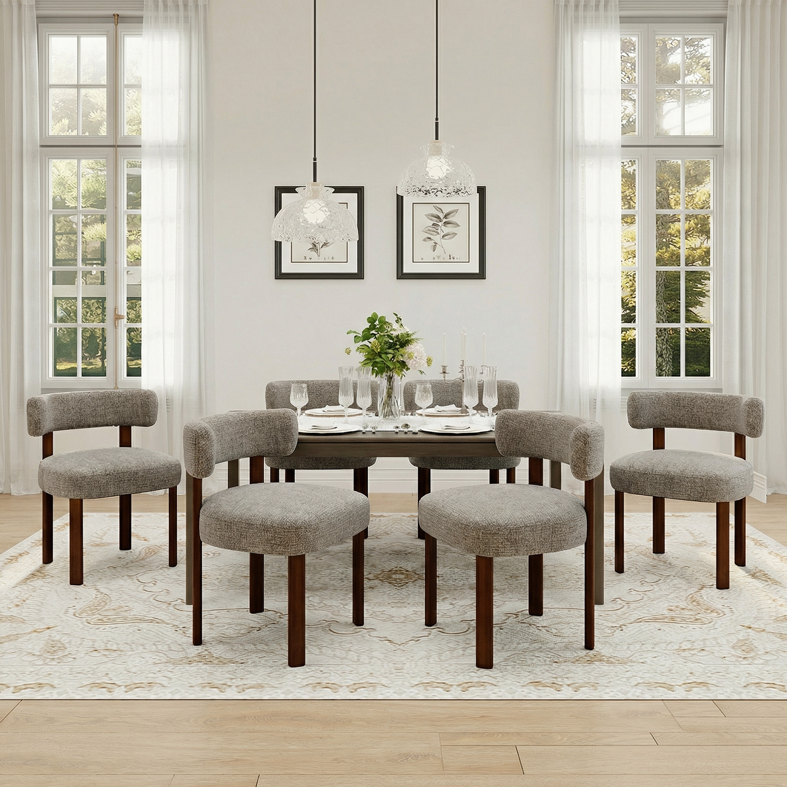 Sala da pranzo con quattro sedie, un tavolo e finestre.