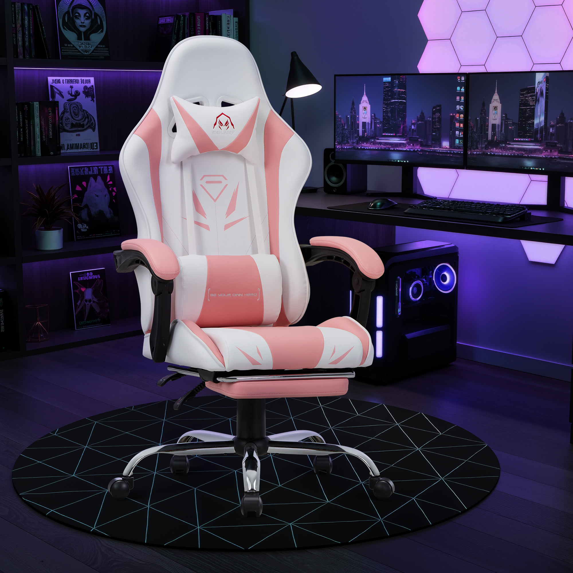 Una silla gamer blanca y rosa se asienta sobre una alfombra redonda negra.