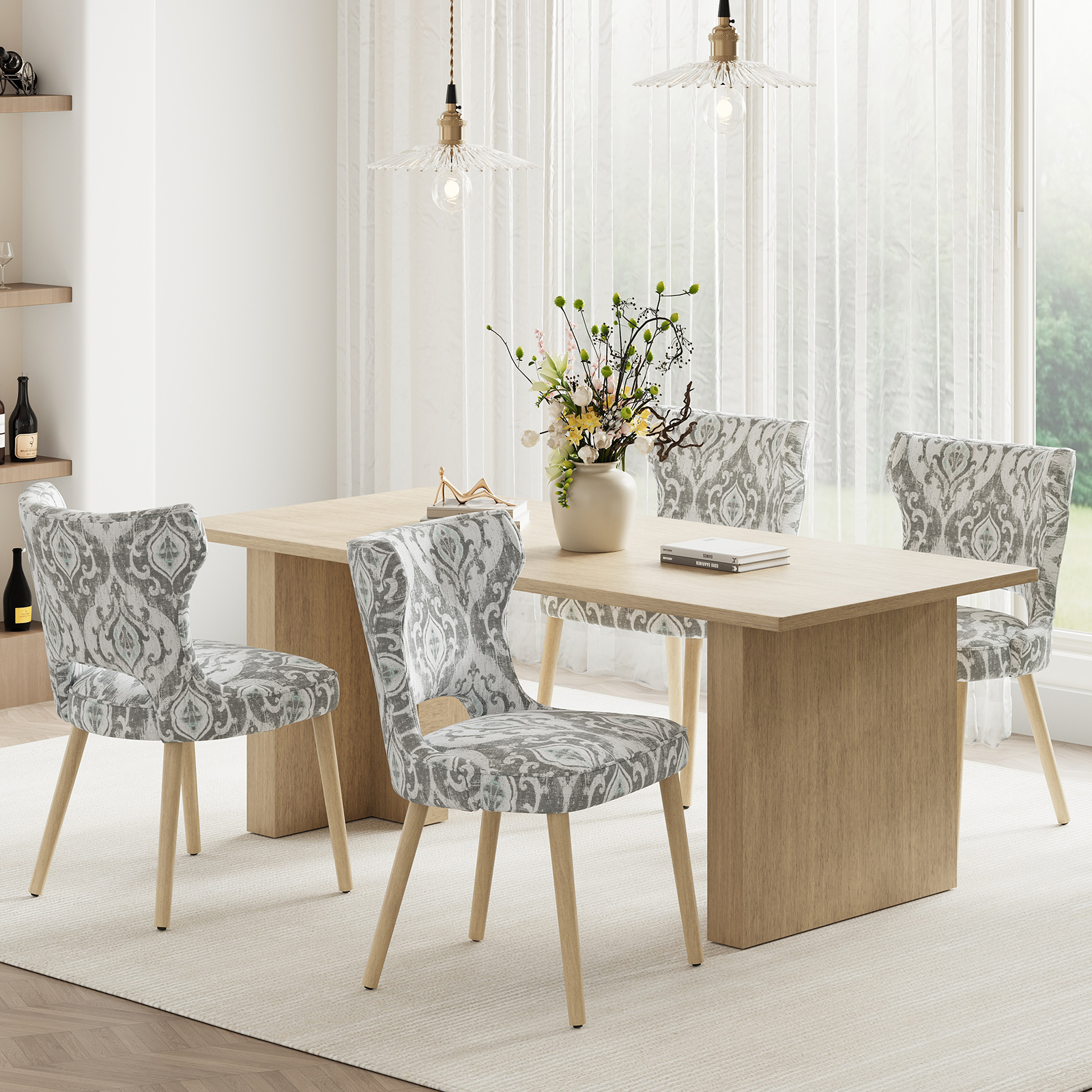 Un tavolo da pranzo in legno con quattro sedie fantasia e un vaso di fiori.