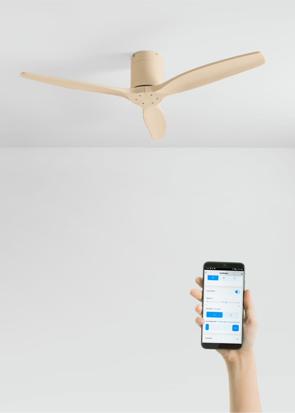 Un ventilador de techo beige de tres aspas y un smartphone mostrando una app de control del ventilador.