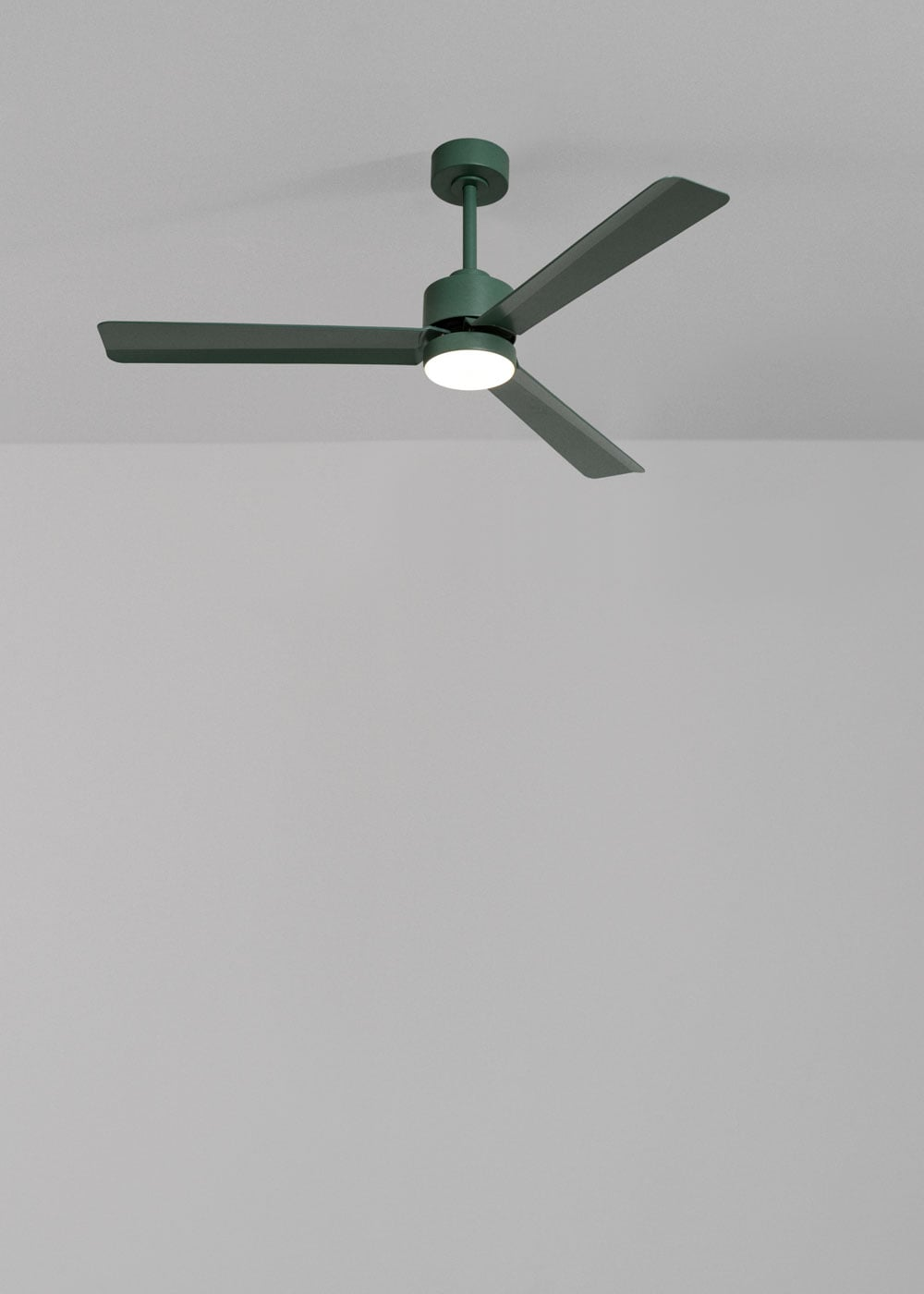 Un ventilador de techo verde oscuro con tres aspas y luz está montado en un techo gris claro.