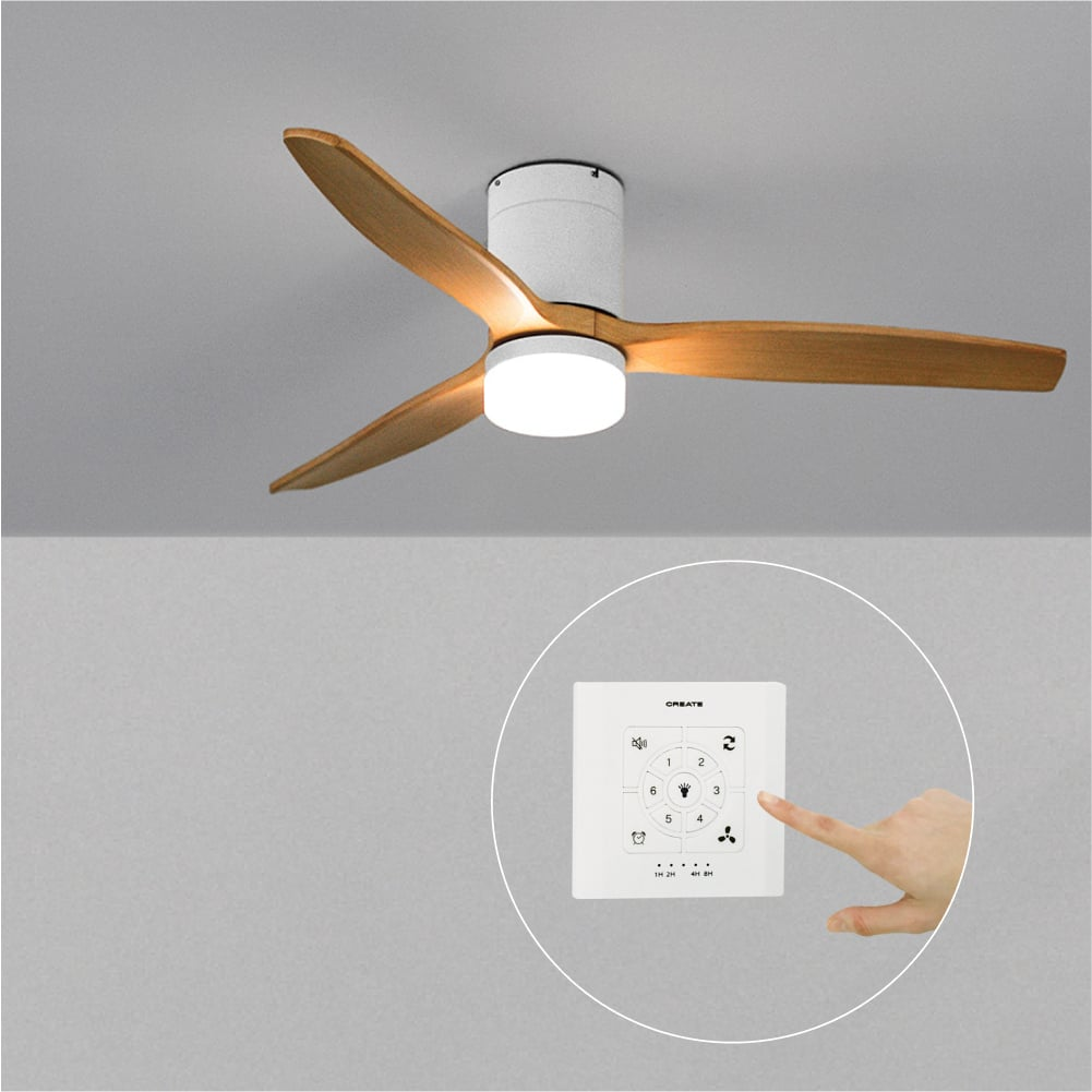 Ventilador de techo con aspas de madera y mando a distancia operado por mano.