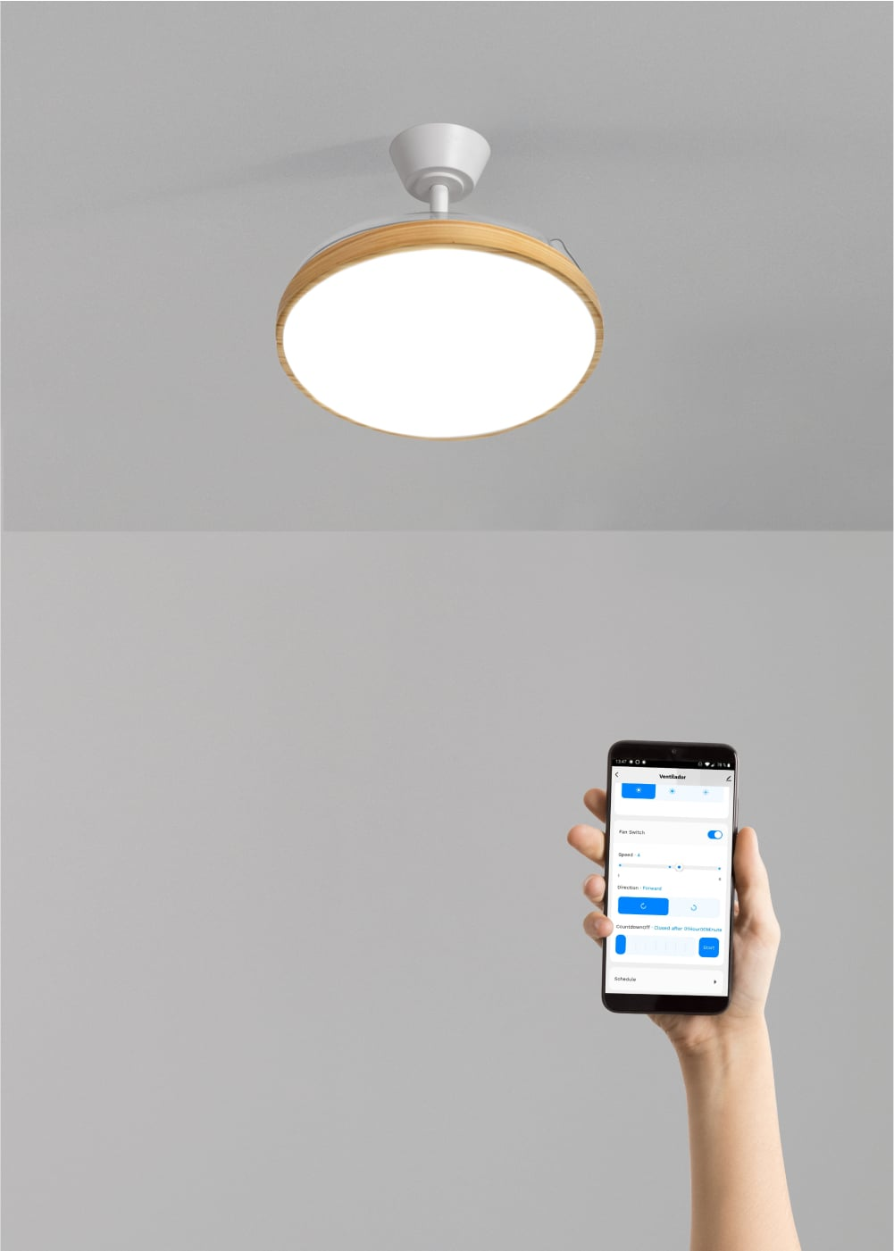 Un ventilador de techo moderno con luz, controlado por una app móvil.
