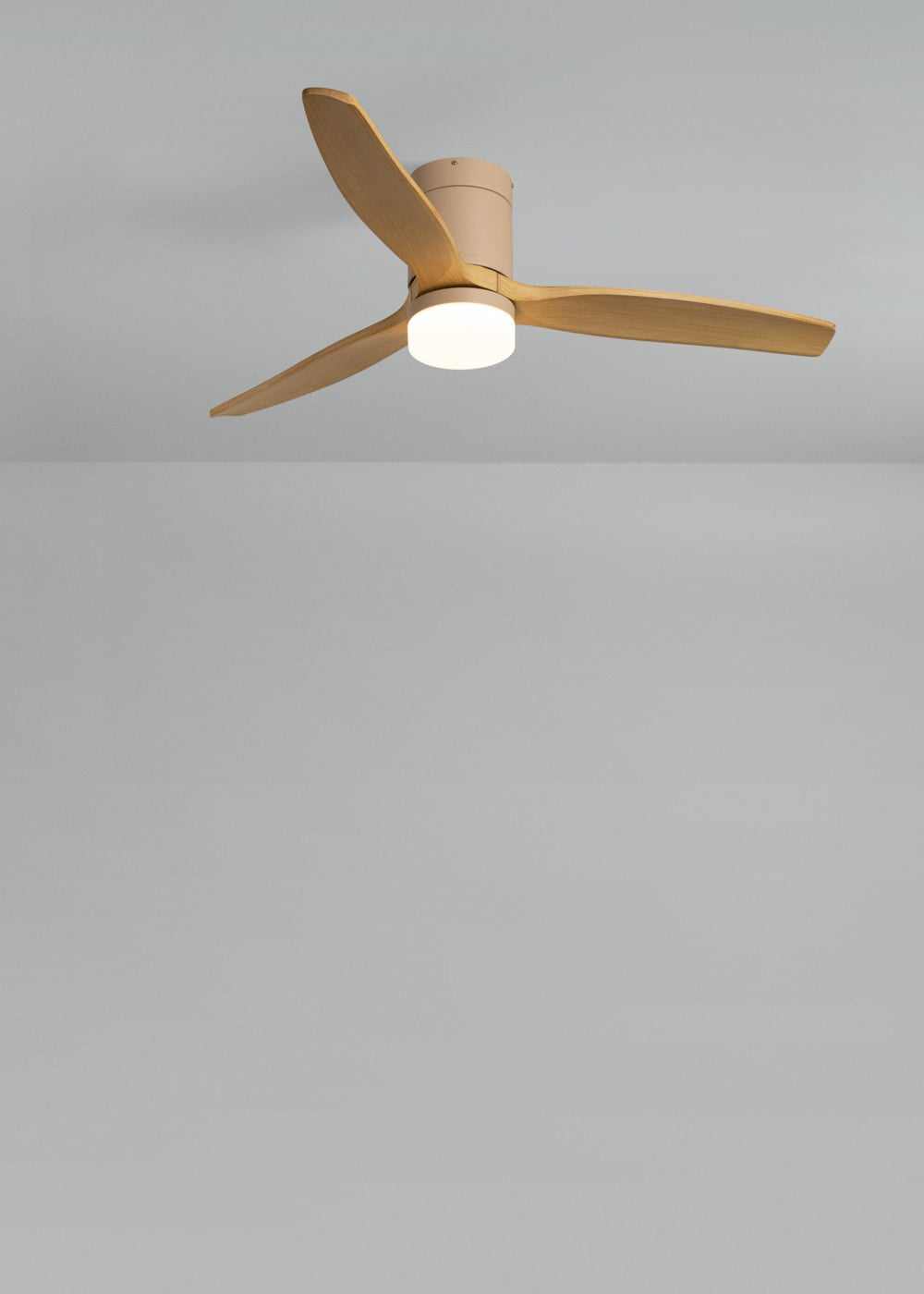 Un ventilador de techo con tres aspas de madera y una lámpara redonda.