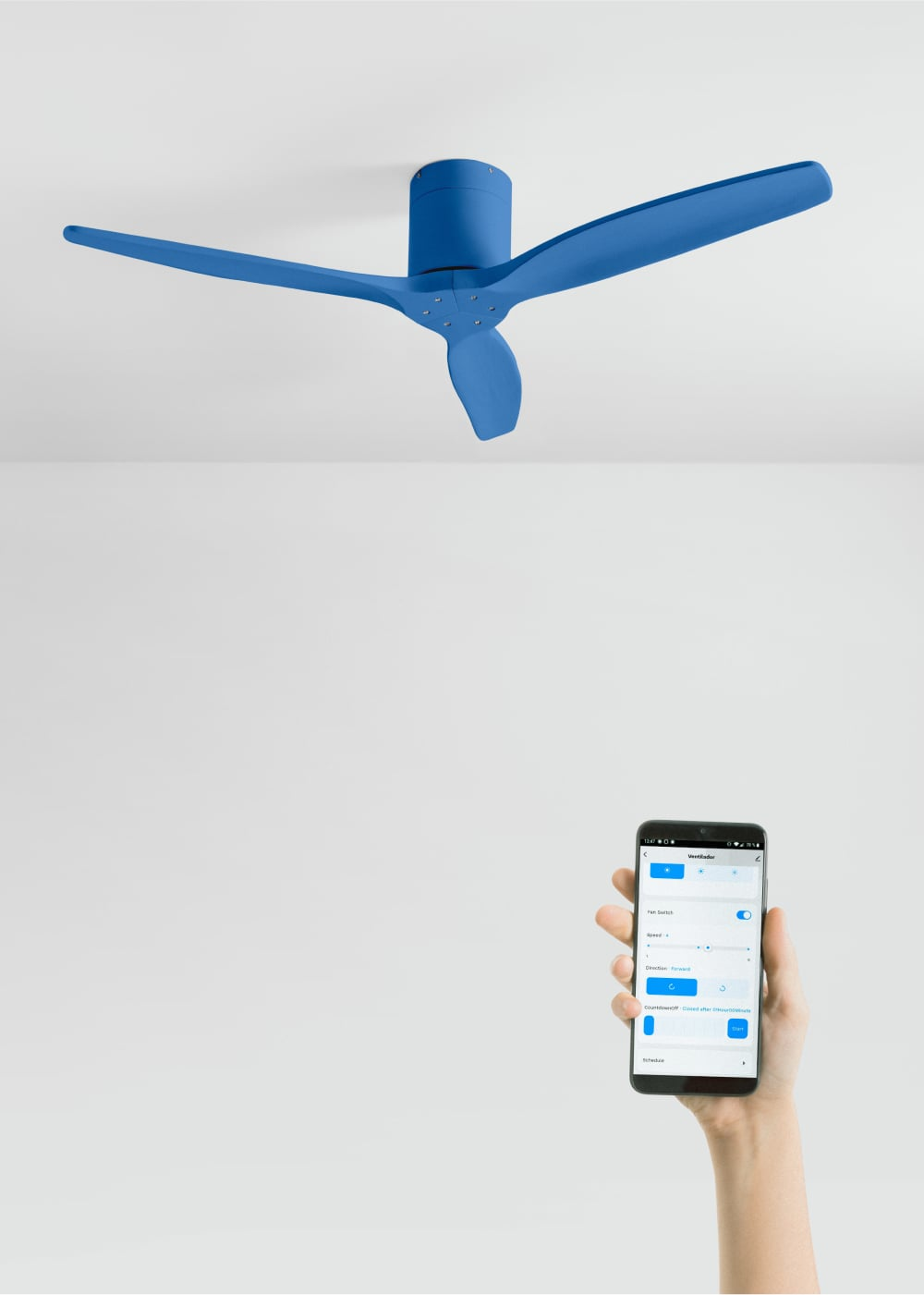Un ventilador de techo azul está montado en un techo blanco. Una mano sostiene un smartphone con controles.