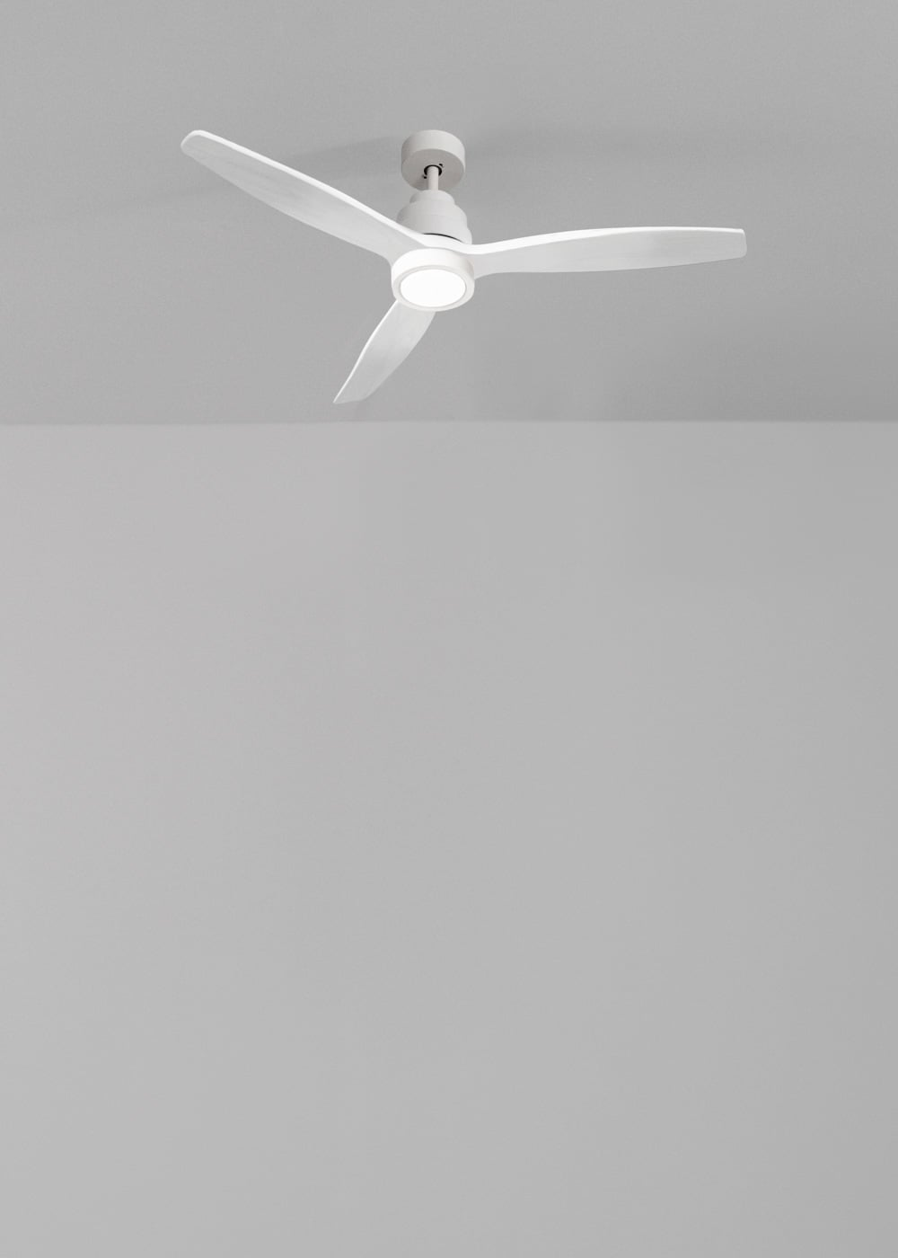 Un ventilador de techo blanco con tres aspas y luz LED integrada.