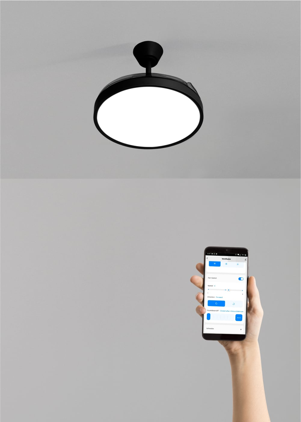 Una luz de techo con ventilador y un smartphone mostrando una app con controles del ventilador.