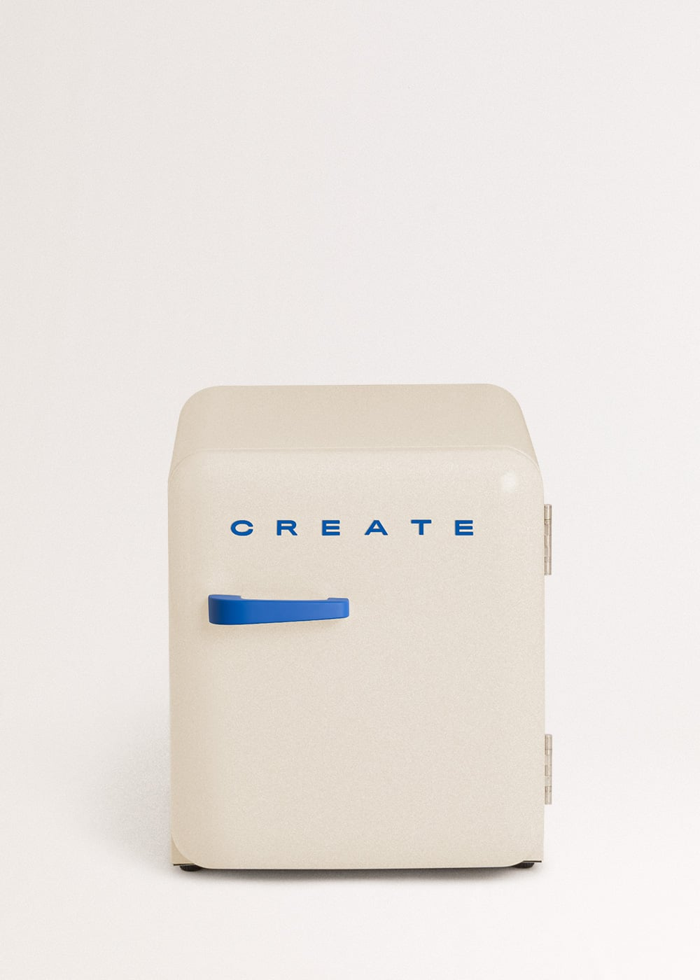 Un pequeño frigorífico color crema con asa azul y la palabra CREATE.